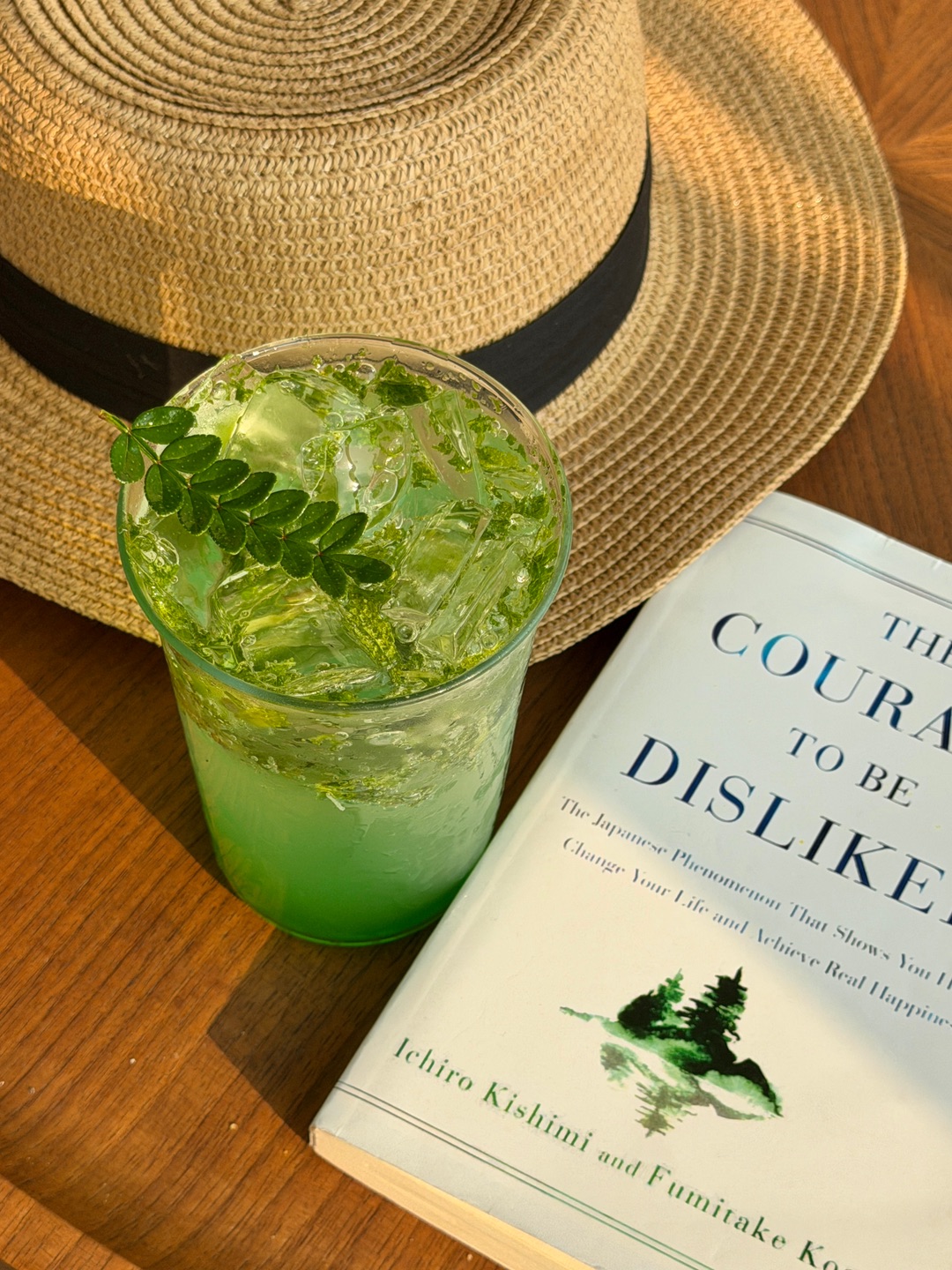 ☕️：Zone out•日咖夜酒（海豚湾店） 🈺：12:00-03:00 📍：霞山区乐华街道广州湾大道情侣码头22号