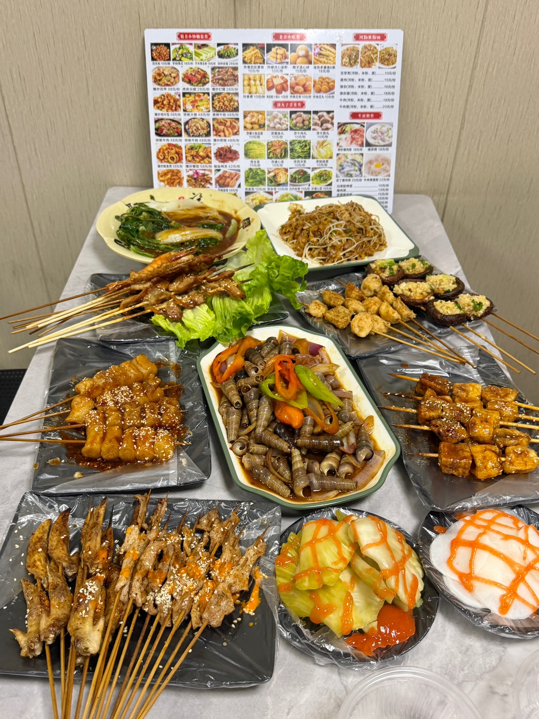 好吃我已经说腻了😭逢人都要推荐来吃的烧烤店 环境hin接地气 烧烤吃起来嘎嘎香 食材都好新鲜 主打一个性价比‼️ - ✔️湿辣豆腐、蜜酱肠粉、新鲜烤虾和炭烤贵妃肉都是1r起 三串起撸 好抵食！ ✔️炒粉满满一大份 锅气十足 吃起来很香 - 🏠：隔壁老余烧烤（霞山店） 🈺：17:00-02:30 📍：霞山区友谊街道工农东二路星光幼儿园旁