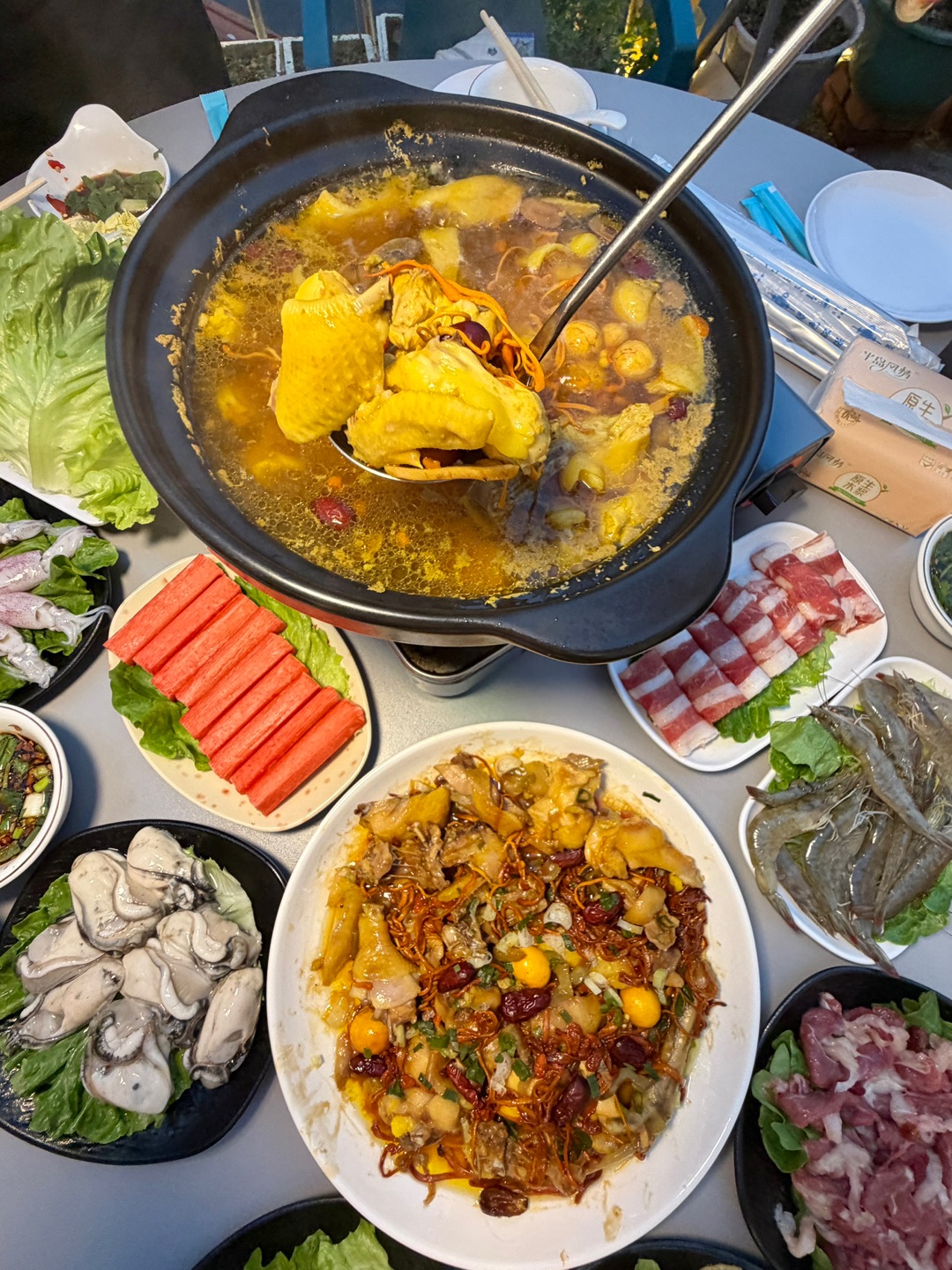 湛江人也有自己的莫式鸡煲！！！ 哪有广东人会不爱🐔煲 我要连吃3天😭 - ✔️湛江走地鸡➕虫草花汤底 笼养靓鸡 煮出来的鸡肉肉质紧实 皮滑柔嫩的 每块都裹满了自己diy酱汁 特别香 汤色金黄透亮 虫草花清香甘甜 连炫三碗汤‼️ ✔️虫草花蒸鸡 鸡肉鲜香嫩滑 虫草花筋道有嚼劲 拌🍚贼香 ✔️肉类推荐鲜切牛肉和肥牛 肉质鲜嫩 轻轻一涮变色捞起 好吃到停不下来 还有各种海鲜和荤菜都不错👍 - 🏠：粤G鸡...