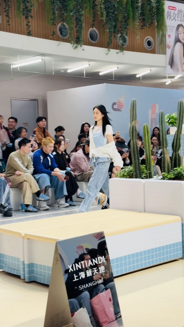 adidas三叶草走秀 | 柯基，时尚界的小胖汁😂