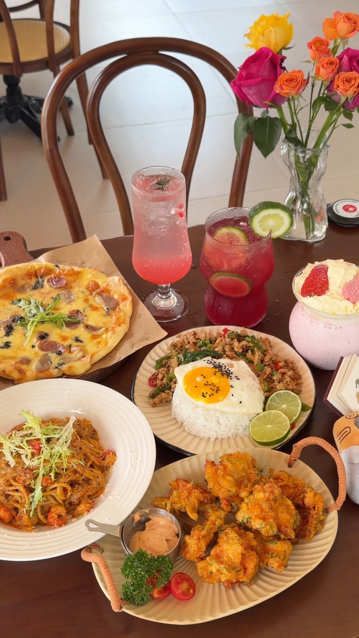 分享近期吃到好吃的漂亮氛围感简餐 真的值得反复去！！好吃😋又好拍📷  . 🔥推荐： ✔️小龙虾意面 小龙虾的香辣浓郁裹满每一根意面 Q弹入味 ✔️泰式猪肉打抛饭 好有饭张力的一碗 流心蛋拌着猪肉米饭吃ju香 ✔️德国德肠黑松露披萨 黑松露的馥郁醇香➕德式烤肠的咸香多汁 薄底酥脆很有嚼劲 口感层次丰富 ✔️招牌奶酪蟹籽香料鸡块 炸鸡外皮酥到掉渣 蘸上蟹籽酱 好好吃 ✔️芭乐小气泡 清甜的芭乐果香瞬间...