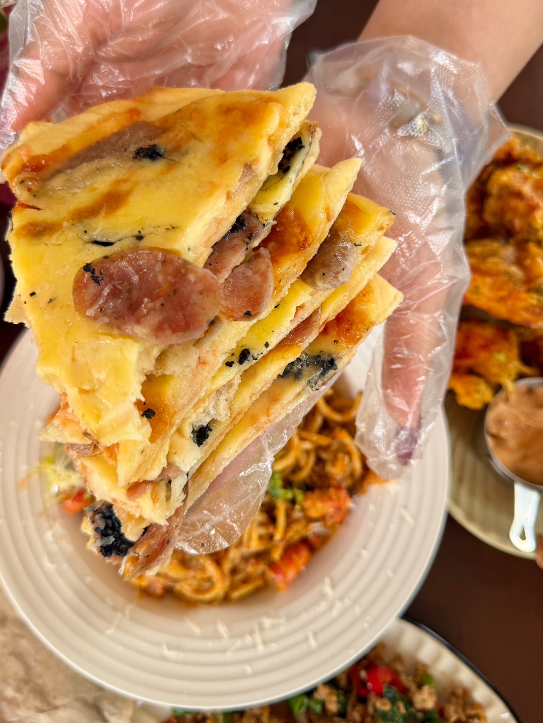 分享近期吃到好吃的漂亮氛围感简餐 真的值得反复去！！好吃😋又好拍📷  . 🔥推荐： ✔️小龙虾意面 小龙虾的香辣浓郁裹满每一根意面 Q弹入味 ✔️泰式猪肉打抛饭 好有饭张力的一碗 流心蛋拌着猪肉米饭吃ju香 ✔️德国德肠黑松露披萨 黑松露的馥郁醇香➕德式烤肠的咸香多汁 薄底酥脆很有嚼劲 口感层次丰富 ✔️招牌奶酪蟹籽香料鸡块 炸鸡外皮酥到掉渣 蘸上蟹籽酱 好好吃 ✔️芭乐小气泡 清甜的芭乐果香瞬间...