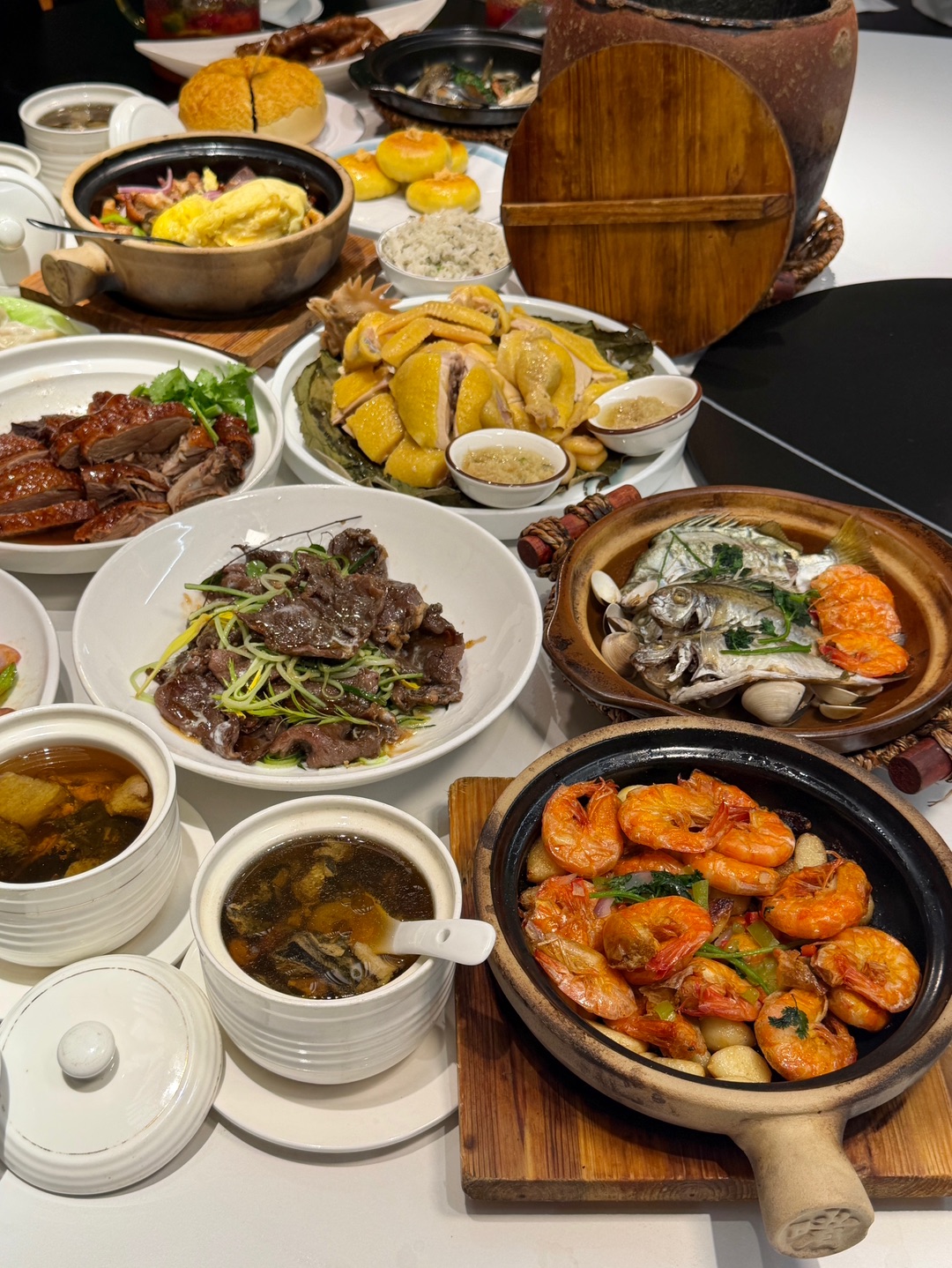 感谢湛江土著带路才知道这家😭 果然是一家能让全家老小都满意的店‼️ . 🔥推荐： ✔️湛江瓦缸走地鸡 招牌必点‼️ 瓦缸烤制的鸡肉结实不柴 味道咸香 ✔️油焗软壳虾  外壳炸得酥脆焦香 内里虾肉嫩到爆汁 ✔️猛火爆炒鱿鱼 q弹的鱿鱼🦑焦香入味 大人小孩都爱吃 ✔️还有豉油鸡脚、宫崎牛肉、北方水饺🥟叉烧大菠萝、一口金丝包、海鲜杂鱼煲和叉烧拼烧鹅等菜品都不错👍 - 🏠：開饭•湛江瓦缸走地鸡（城市广场店...