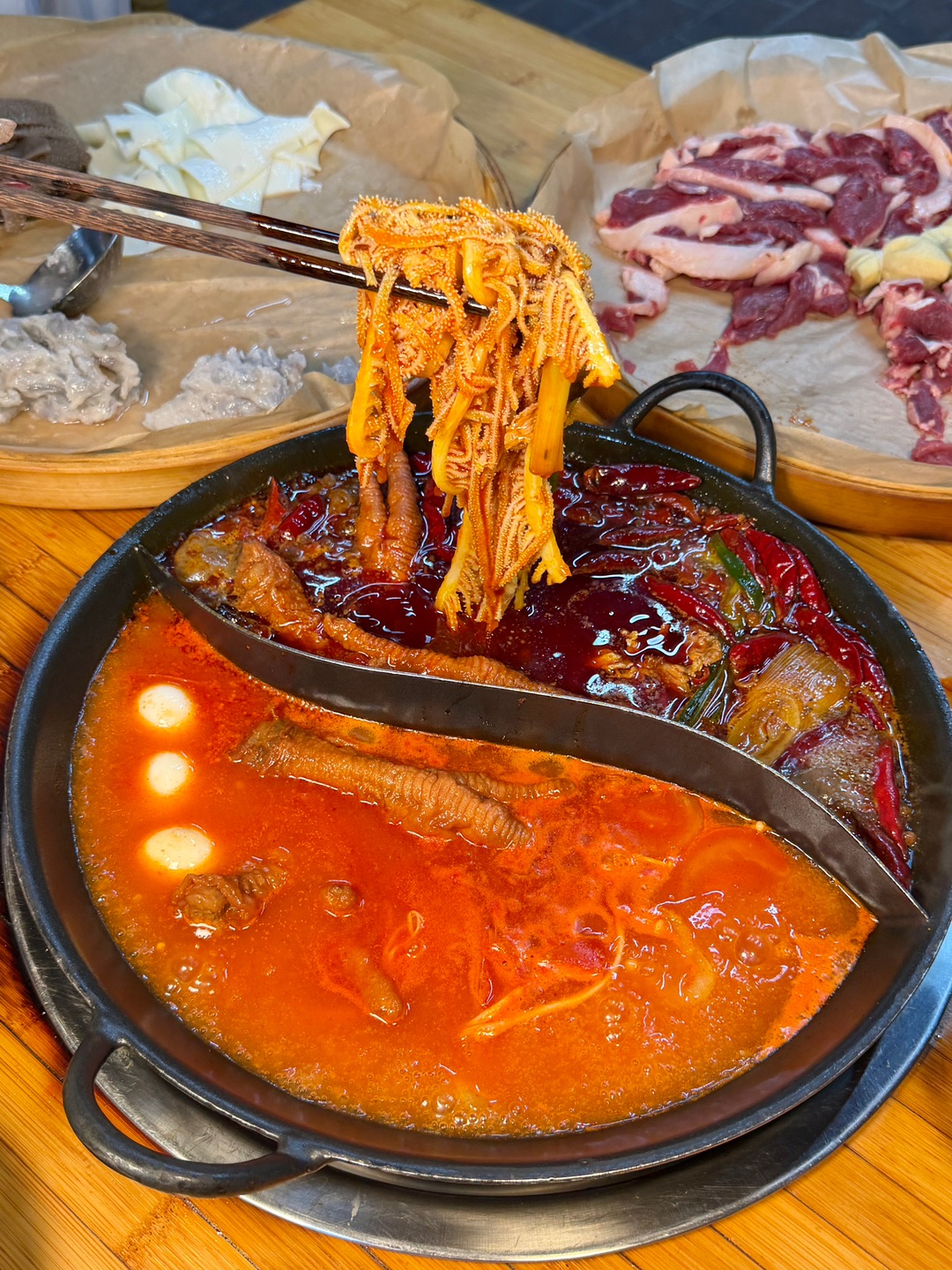 不愧是湛江zui正宗的重庆火锅 锅底食材都是重庆空运来 食材肉眼可见新鲜 锅底和菜品都很在线！ . ✔️锅底🈶️红油锅、鸳鸯锅和清汤锅 我们点了鸳鸯锅锅底 越煮越入味相当巴适😭 ✔️碟打法：一罐香油➕蒜泥➕香菜➕葱花 ✔️摆盘的一份几十块只有150克 3  6  9那种又没我们店产品的质量好 物价感人 性价比很🉑 ✔️ 鲜牛肉🥩现切的牛肉片薄厚适中 肉质相当好鲜毛肚鲜嫩爽脆 耙肥肠Q弹软糯 虎皮鸡...