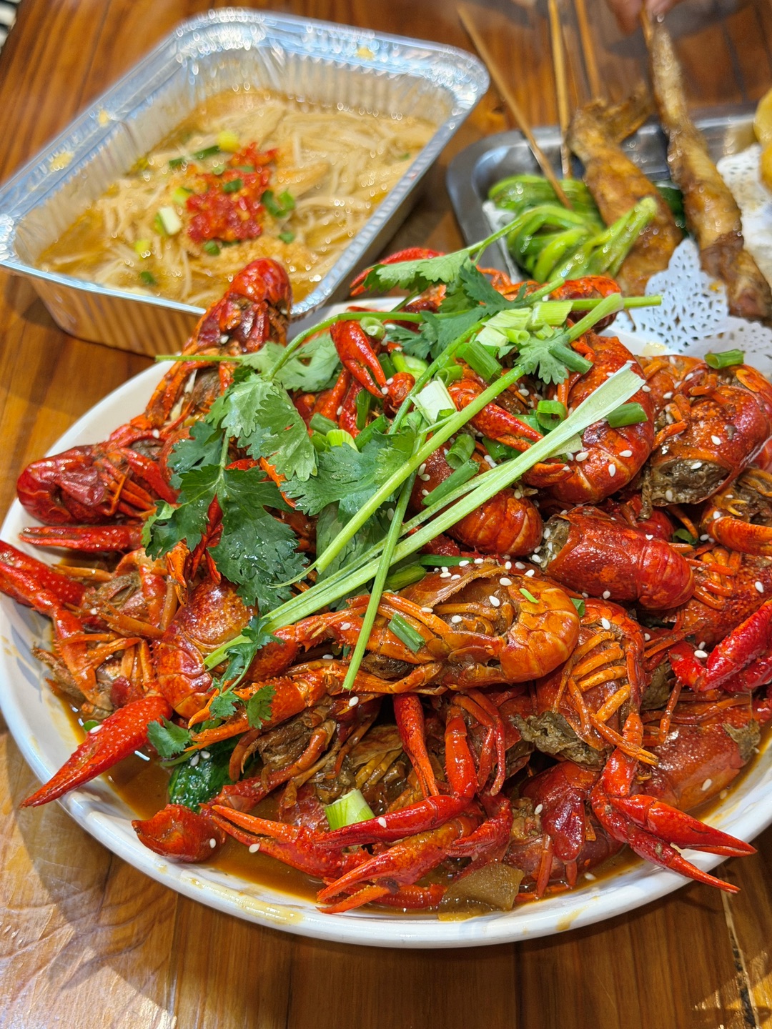 谁懂这一口烧烤的含金量。。🤤 每隔一段时间都会想念这一口！！  . 🔥推荐： ✔️招牌湿辣牛肉 湿辣牛肉鲜嫩多汁 淋上湿辣酱 味道很绝 ✔️十三香小龙虾 肉质紧实又q弹 剥开直接上嘴嗦很入味 ✔️鲜虾粥/炒河粉 粥的分量很实在 满满都是料 煮出来的味道很清甜 炒河粉锅气十足 超入味 每一口都ju香 ✔️炭烤生蚝🦪韭菜/金针菇/油炸豆腐/鸡全翅/烤虾和掌中宝 盲点无踩雷 每一个都好好吃🤤 再来一碗清...