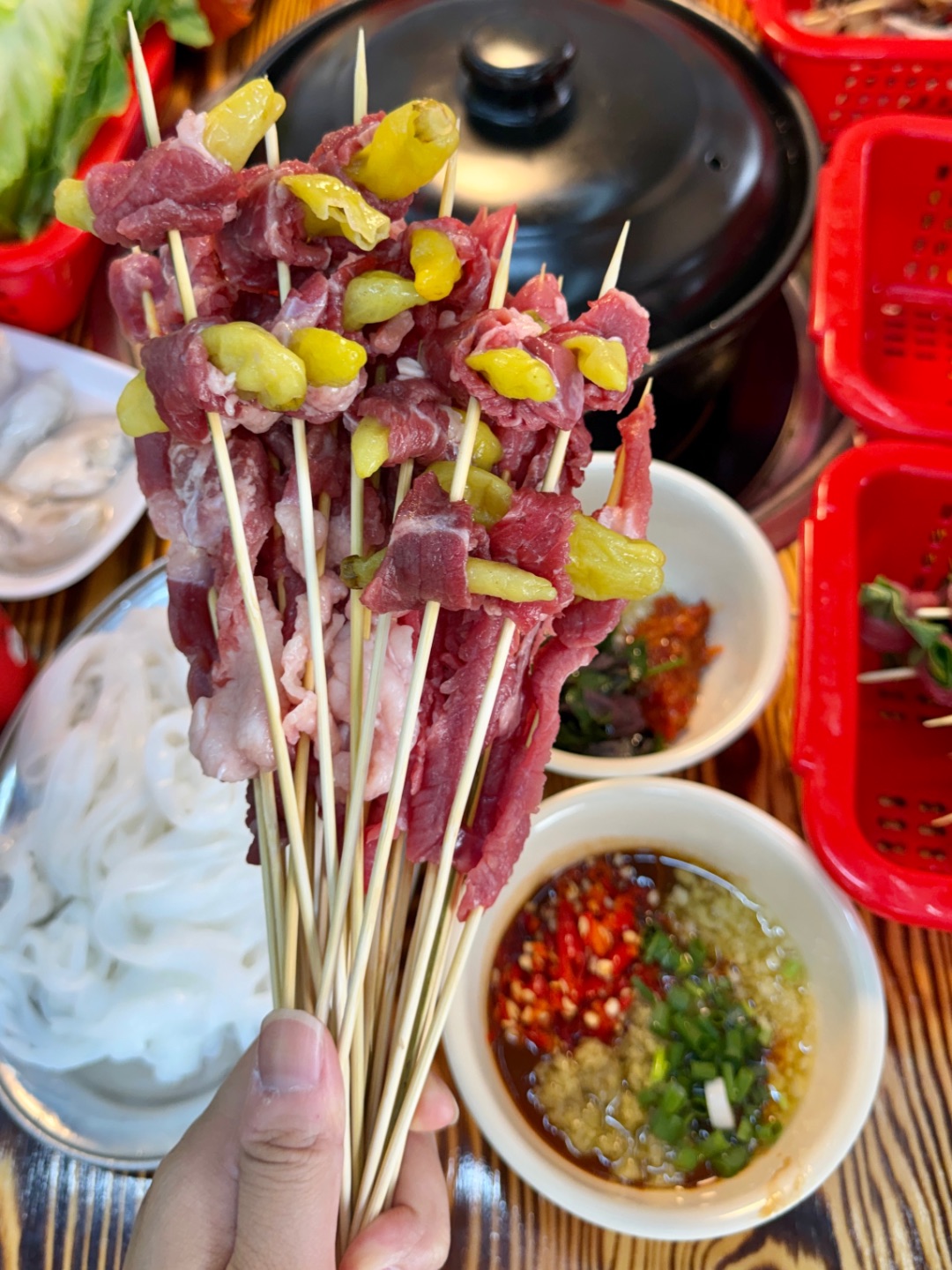 安利一家性价比还不错的牛杂店 T🐶好划算 便宜又好吃 锅底都是一次性的 不是口水锅 菜品种类丰富 去冰柜挑选自己想吃的！  . ✔️新鲜牛肉✔️泡椒牛肉✔️香菜牛肉✔️牛肠和牛胸沟等 牛杂炖得软嫩又有嚼劲 浓郁的牛杂香气扑鼻而来 蘸上他们家的酱料 拌粉一流 味道还不错！ - 🏠：麻章牛杂（百姓汇店） 📍：赤坎区康强路27号百姓汇商业广场7号