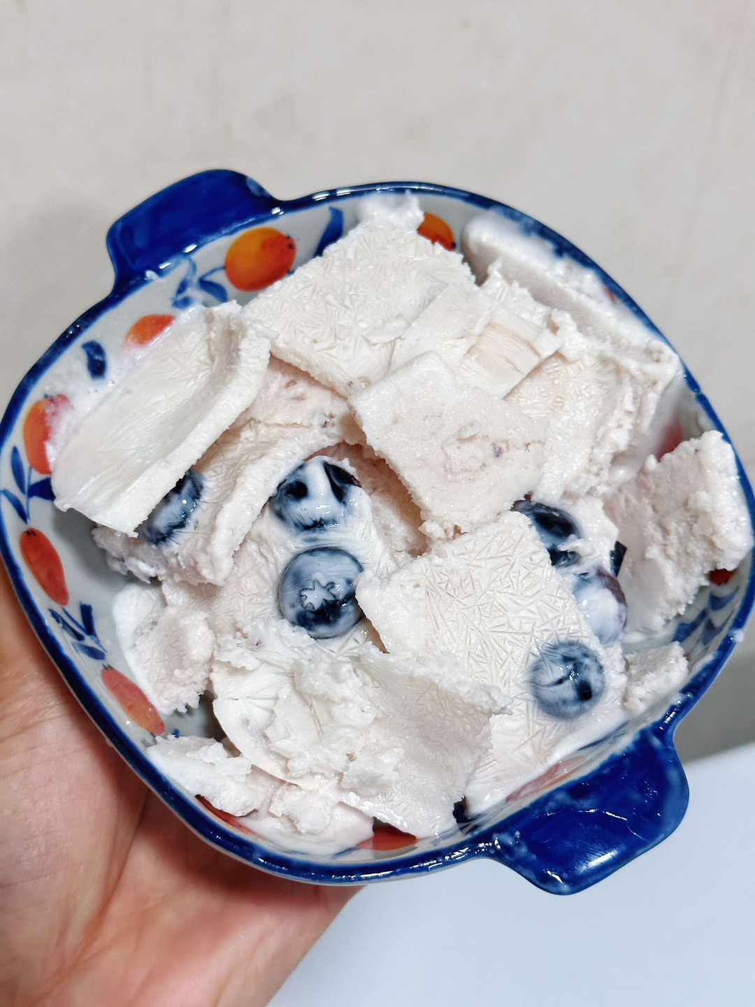 夏日宅家幸福感｜被这台炒冰机拿捏了🍧 谁能拒绝夏天一口冰冰凉凉的炒酸奶啊！ 入手炒冰机直接实现自由  操作真的巨简单，手残党也能轻松搞定 提前把面板冻好，倒上酸奶，铺上喜欢的水果 等几分钟就能吃到现做的 个人喜欢蓝莓口味～酸酸甜甜 好吃😋  面板材质很安心，清洗也方便 吃不完盖好放冰箱，随时拿出来吃 夏天的快乐，原来这么简单～  #炒冰机 #夏日好物 #居家美食 #炒酸奶自由 #荣事达炒冰机 #懒...