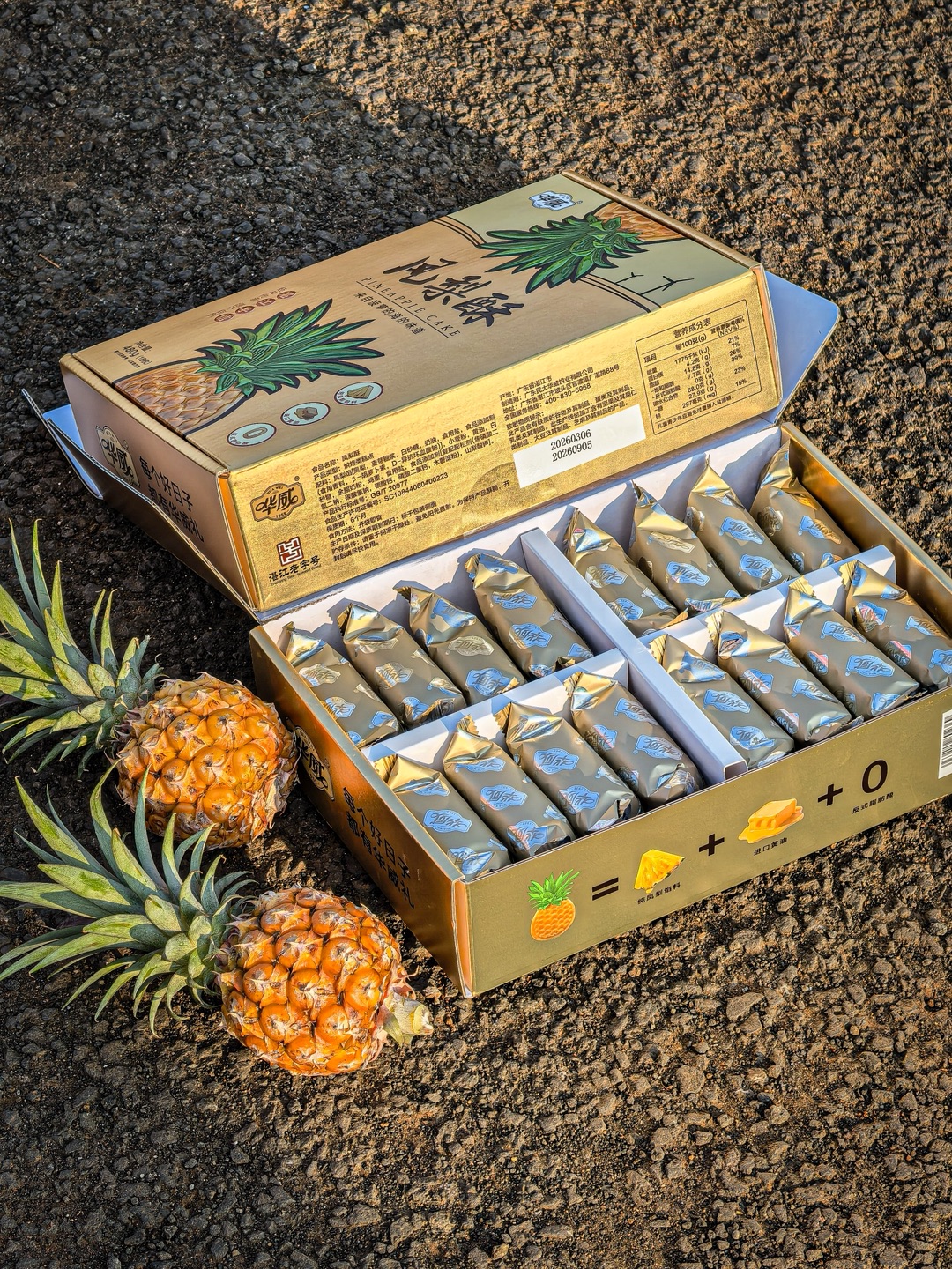 受华威邀请，奔赴徐闻凤梨酥溯源之旅🔥 专程和姐妹开100多徐闻，去看凤梨酥是怎么从凤梨变身凤梨酥的 . ✔️06:00 清晨采摘 想要甜度满分的凤梨🍍一定要赶在清晨‼️所以凤梨的采摘都要赶在10点前完成✅带着露水的新鲜凤梨 在晨光里格外诱人 现摘现切的快乐谁懂啊😭 果肉脆嫩多汁 清甜不腻 新鲜度直接拉满～  ✔️10:00 探秘凤梨酥馅料工厂  终于找到他们凤梨酥好吃的秘密了 拒绝冬瓜蓉凑数 百分...