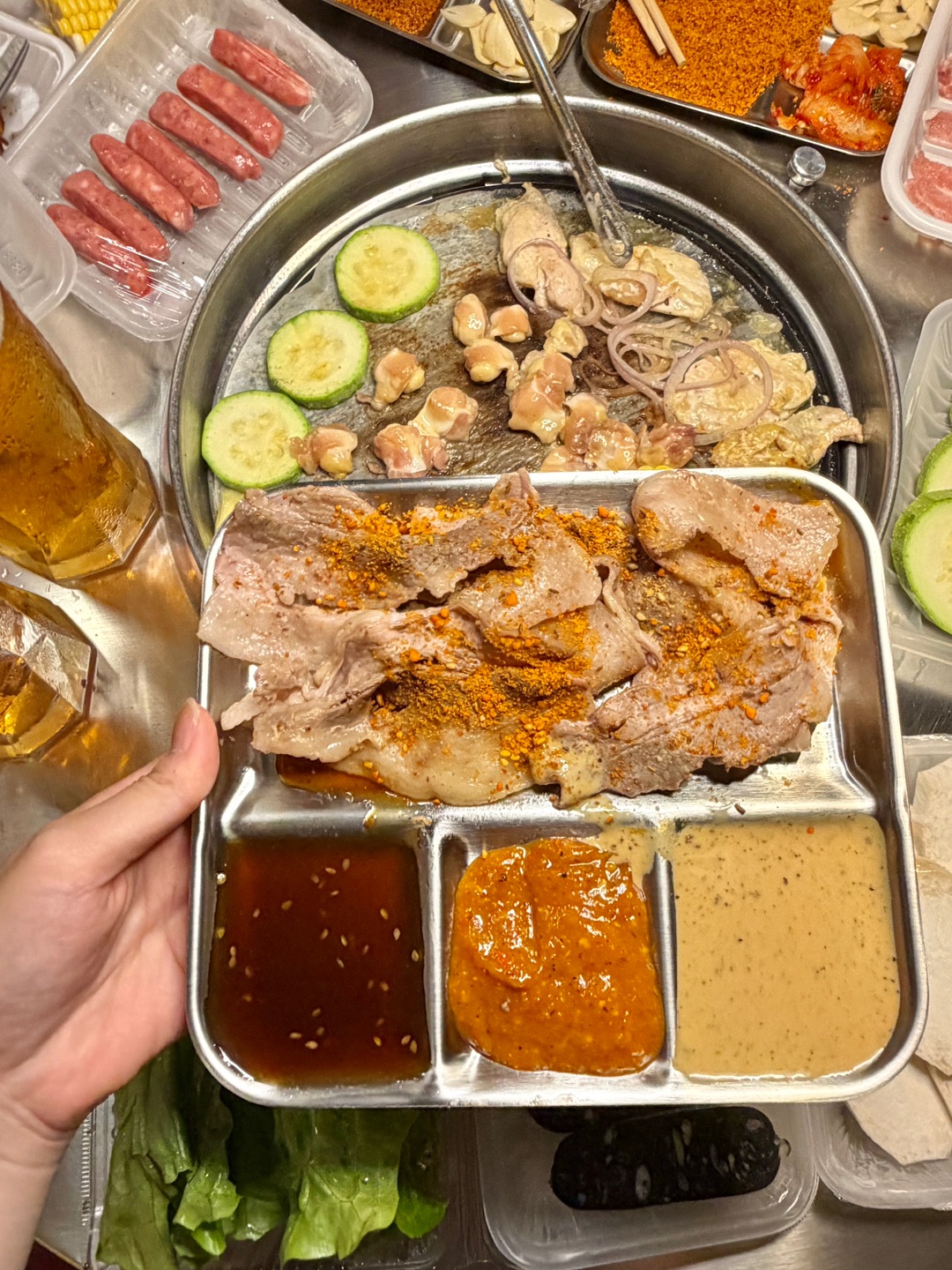 火颂·炭火烤肉湛江打工人速码！这家新开的炭火自助烤肉太香了🔥💰59敞开吃炭火烤制香气拉满 下班聚餐直接冲菜品明码标价全程无隐形消费 安心炫肉不踩坑💯 - ✔️闭眼狂吃清单： 澳洲原切肥牛、和牛肋条、雪花牛肉、卤水猪大肠、烤鳗鱼、西葫芦、口蘑 ✔️肥牛炭火一烤滋滋冒油 裹上生菜一口沦陷 厚切五花肉烤至焦脆 搭配啤酒🍻幸福感爆棚 ✔️每晚9点半后开启💰59自助专场 打工人下班后约上朋友 吃肉喝酒超惬意...