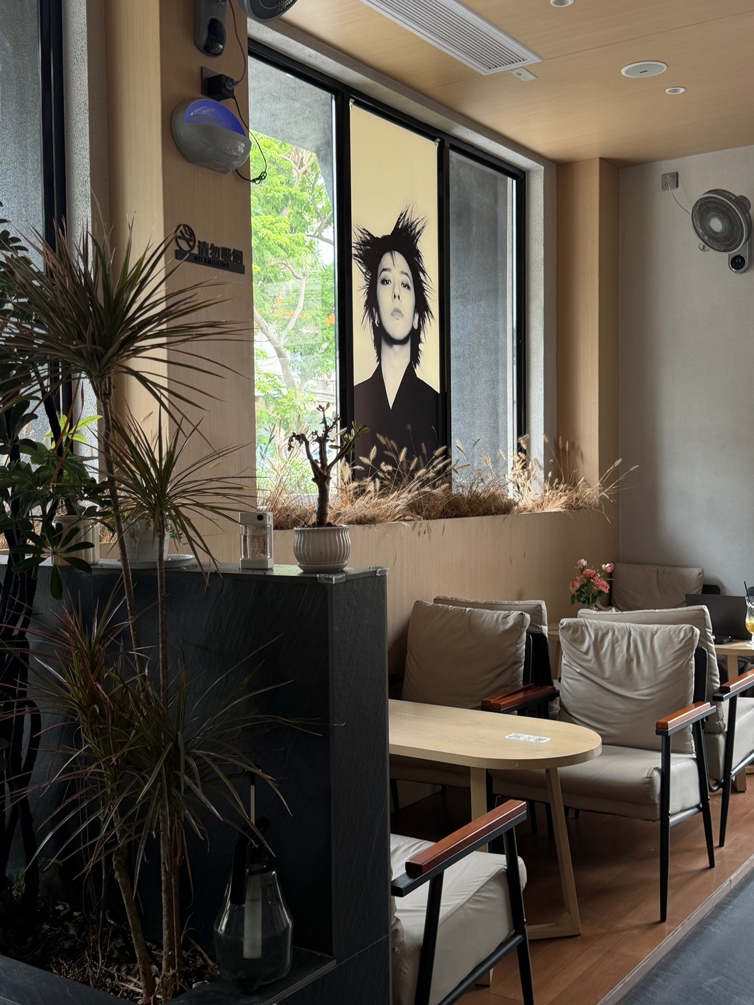 1%COFFEE•咖啡 茶饮 甜品. 🔥推荐： ✔️抹茶巴斯克 开心果味道浓郁 一口下去浓香丝滑 ✔️苦抹拿铁 抹茶的苦涩不会掩盖牛奶的香甜 醇苦浓香 ✔️黑椒牛柳意面 意面Q弹很劲道 每根都裹满酱汁 味道浓郁 ✔️海盐芝士芒果冰 造型好看又好吃 芝士浓郁醇厚 绵绵冰入口即化 - 🏠：1%COFFEE•咖啡 茶饮 甜品 🈺：10:00-01:00 📍：霞山区椹川大道中48号屋山创意园A111