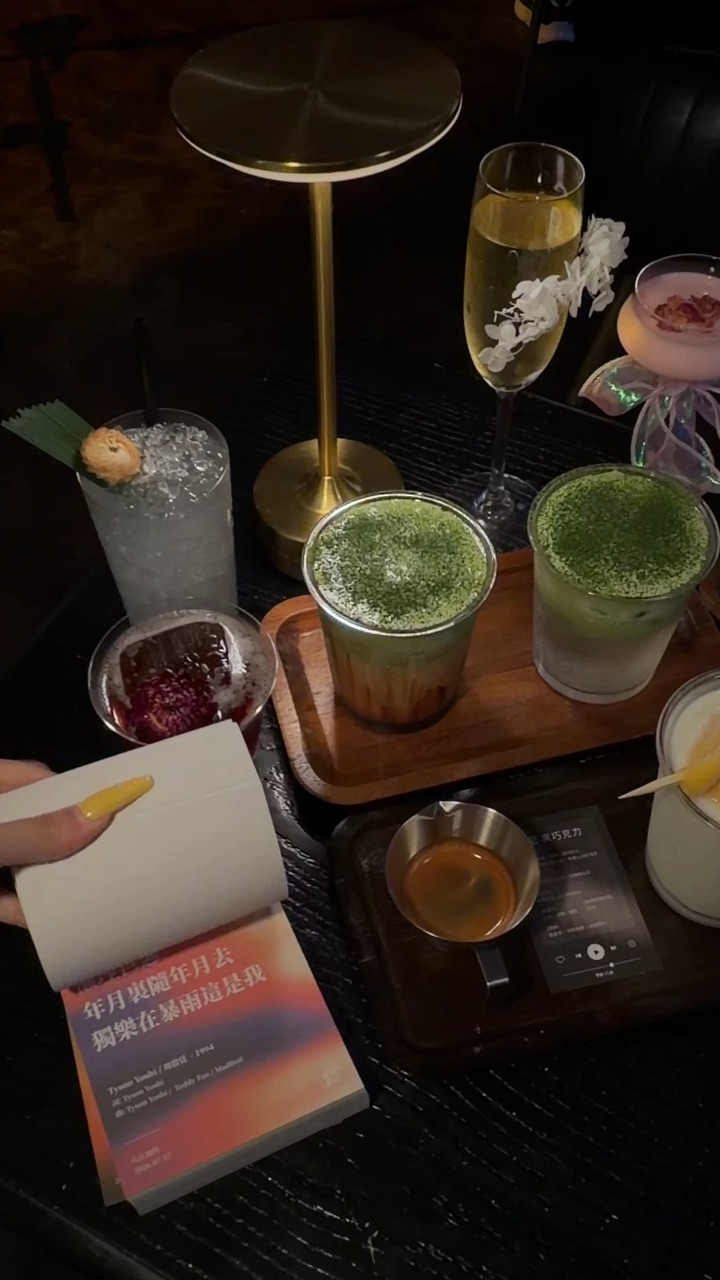 在湛江又找到了和好友周末放松聚会的好去处 店主是深耕小众音乐多年的资深爱好者 把满心热爱酿成了这间日咖夜酒 白日是治愈系咖啡馆 手冲咖啡也很赞 夜幕降临便切换成微醺live现场 特调鸡尾酒颜值很🉑 一店双境 氛围感直接拉满‼️   - ✔️很喜欢他们家的超萃系列 搭配专属定制咖啡卡片 满满仪式感 白切鸡拿铁火爆出圈 创意与口感双双在线‼️ ✔️推荐他们家的鸡尾酒🍹椿 威士忌与桂花的香味交织 入口微...