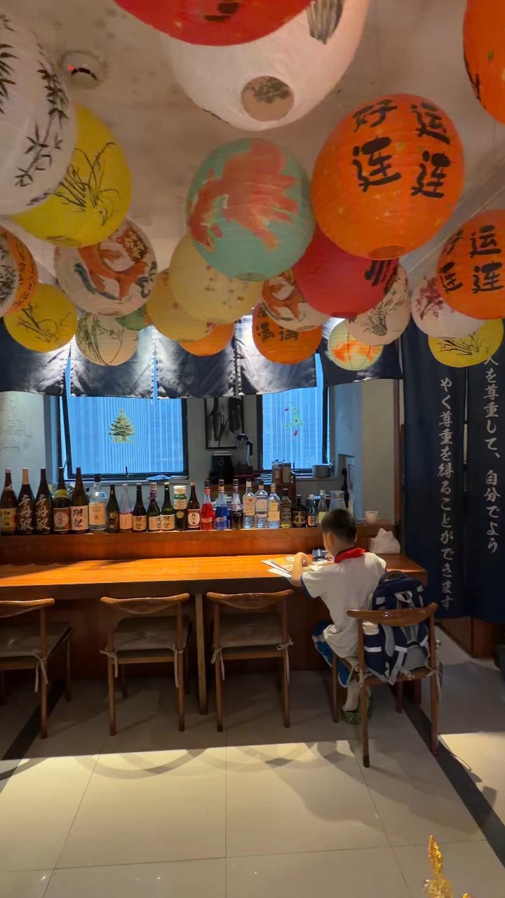 ✔️蒜香牛舌饭 厚切牛舌弹牙有嚼劲 大火爆炒蒜香浓郁 好好吃 ✔️芝士炸猪排 猪排外皮酥到掉渣 鲜嫩多汁 趁热咬开 浓郁芝士瞬间拉丝 咸香醇厚 一口沦陷超满足 ✔️经典牛肉可乐饼 外层酥脆 内里土豆泥绵密细腻 混合牛肉鲜香 趁热吃 香气四溢 ✔️特选外脊炸猪排 精选优质外脊肉 厚切炸制牢牢锁住肉汁 外脆里嫩 大口吃肉幸福感爆棚 - 🏠：宝藏日式炸猪排专门店 🈺：11:00-14:00 17:00-...