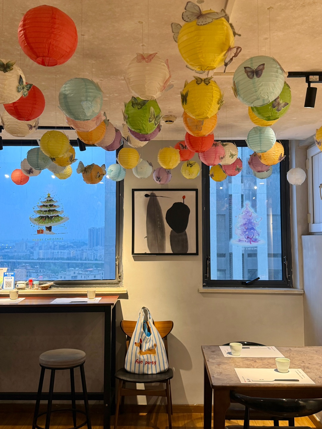 宝藏日式炸猪排专门店酥到掉渣 鲜嫩多汁 趁热咬开 浓郁芝士瞬间拉丝 咸香醇厚 一口沦陷超满足 ✔️经典牛肉可乐饼 外层酥脆 内里土豆泥绵密细腻 混合牛肉鲜香 趁热吃 香气四溢 ✔️特选外脊炸猪排 精选优质外脊肉 厚切炸制牢牢锁住肉汁 外脆里嫩 大口吃肉幸福感爆棚 - 🏠：宝藏日式炸猪排专门店 🈺：11:00-14:00 17:00-21:30 📍：霞山区泉庄街道澳门路万达广场18栋18楼1826房