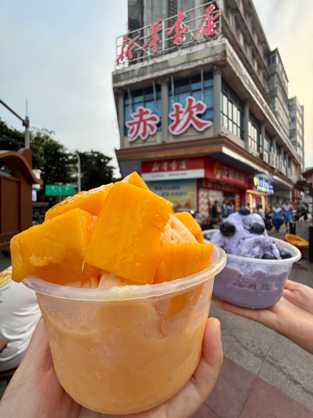 谁懂这两碗的含金量😭分量贼大 人均10➕有被惊艳到 冰冰凉凉 好夏天简直是我的梦中情冰‼️ 蓝莓牛奶冰铺 满整颗大蓝莓 冰沙绵密酸甜 芒果牛奶冰 堆着大块鲜芒🥭果香味浓郁 - 🏠：冰糖草莓🍓牛奶冰室 📍：赤坎步行街赵一鸣零食隔壁