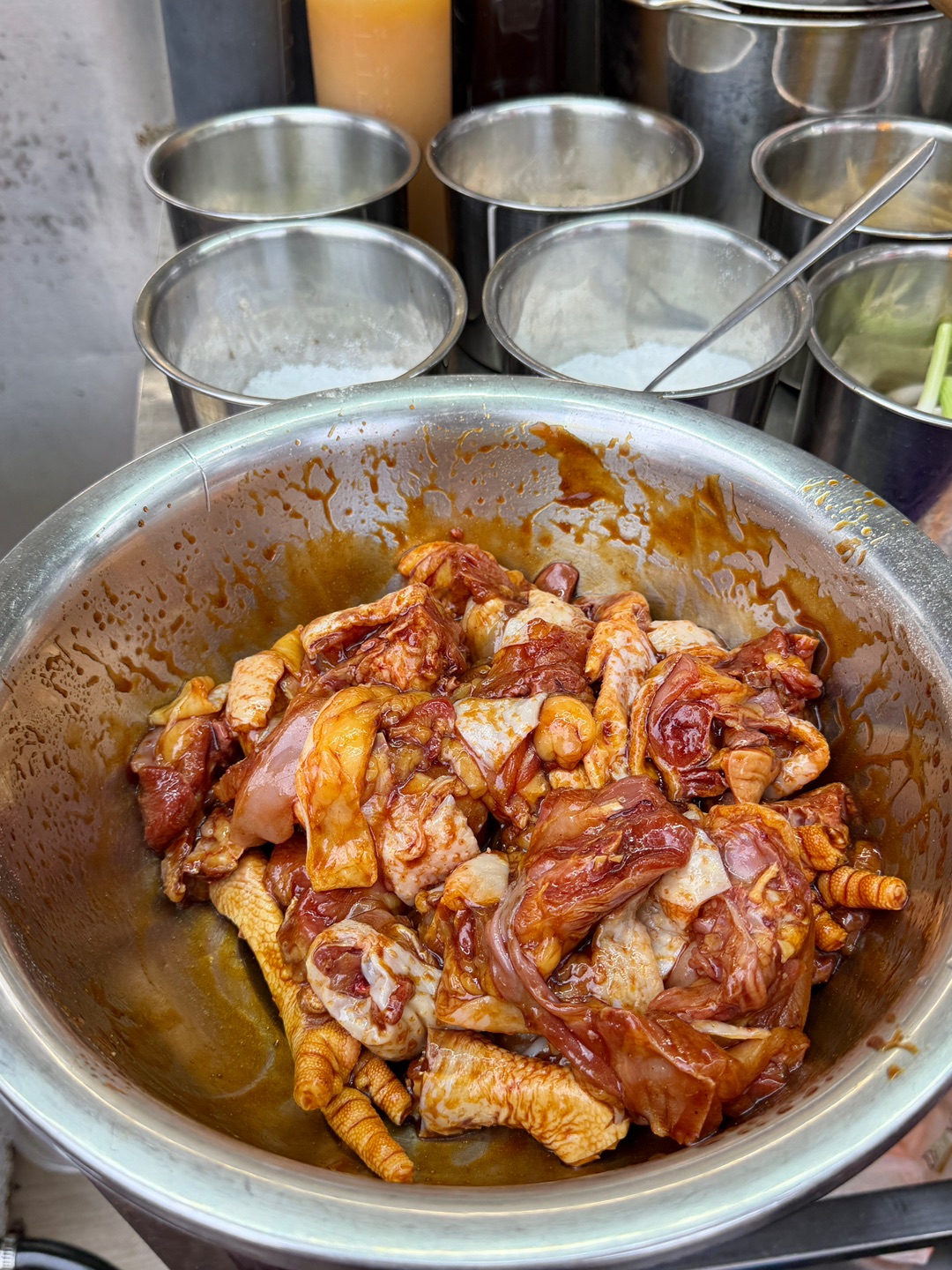 记住这家中澳最🔥的地摊鸡煲 老板搬到霞山宝江天盈对面了 环境还不错👍位置宽敞舒适 很适合家人、朋友聚会和公司团建‼️ . ✔️干锅鸡煲 老板端上桌时砂锅还在‘噗噜噗噜’沸腾 香气扑鼻而来 焦香鸡皮裹着紧实腿肉 连骨头缝都渗着酱香 ✔️五指毛桃鸡煲 整锅汤清亮澄澈 满满的五指毛桃连喝三碗都不过瘾 用的是本地走地鸡🐔新鲜现🔪 肉质紧实弹牙 吃起来有嚼劲 再唰点鲜切牛肉、鲜活鲜虾和脆嫩牛百叶等菜品 味道...