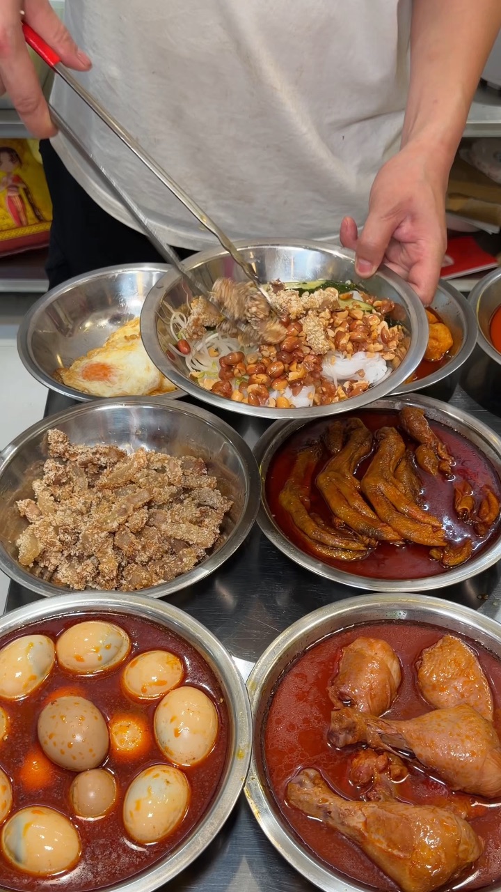 4.18周六鸡煲终于在湛江吃到好吃的炒螺蛳粉啦  和我在柳州吃的一模一样！！ . 🔥推荐： ✔️招牌螺蛳粉 螺蛳汤底鲜香浓郁 搭配酸笋、腐竹、花生、木耳料超足 一口入魂 粉嗦起来好有嚼劲‼️ ✔️爆炒螺狮粉 满满锅气真的有被惊艳到 每根米粉都裹满了酱汁Q弹爽口ju好吃👍又臭又香 吃起来贼过瘾 ✔️鲜肉老友粉 酸辣的汤汁裹着米粉 一口下去好吃s了 ✔️冰渣豆花 吃完重口来一碗太解腻 冰凉爽滑 清甜不...