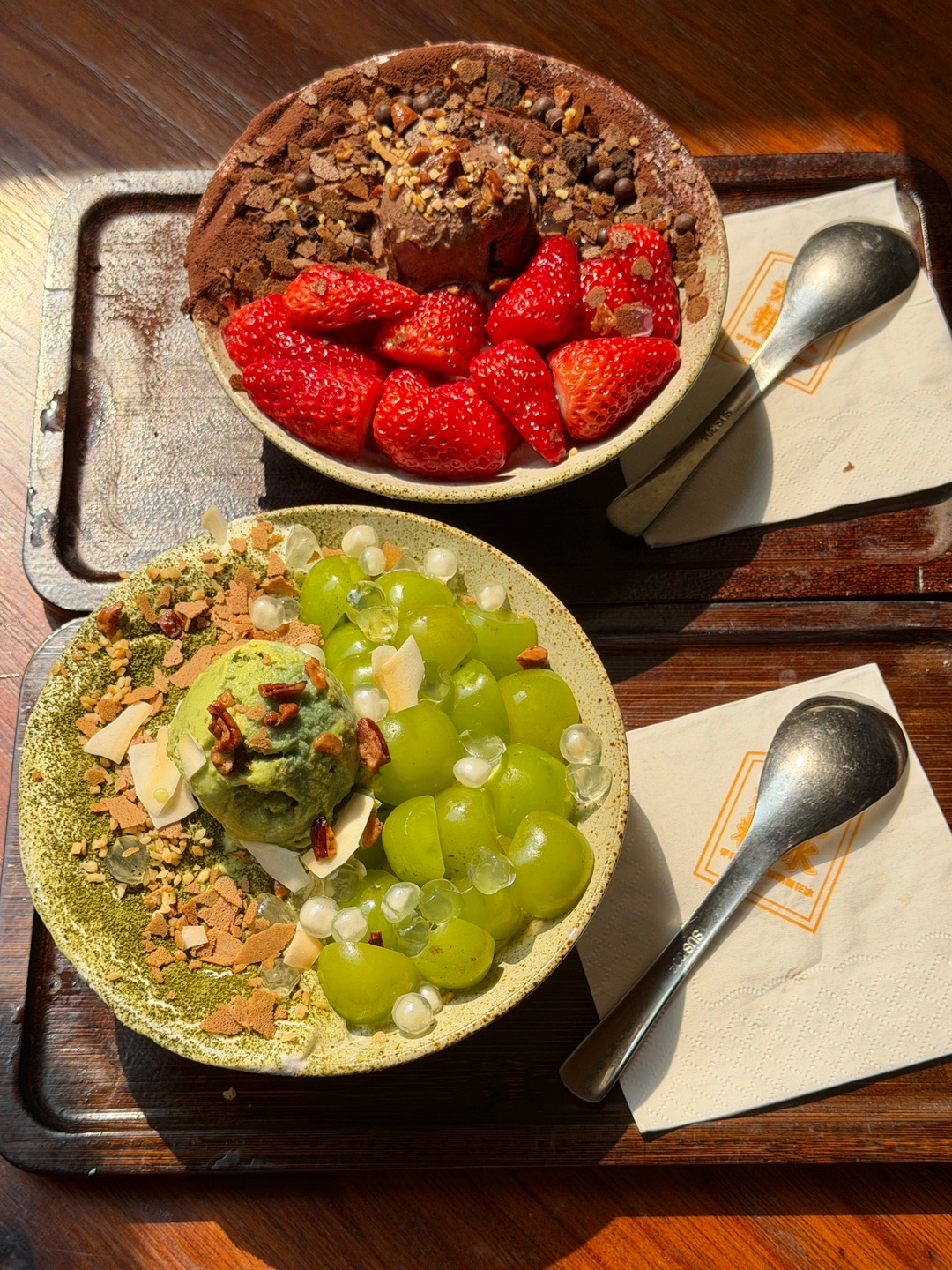 赤屿小馆•粉面•馄饨•糖水室外的小庭院布局 室内温馨的环境下坐着都好放松 很适合呆在这里坐一下午 都感觉好惬意‼️ . 🔥推荐： ✔️海盐芝士巧克力草莓冰 咸香芝士➕草莓🍓巧克力醇厚回甘 层次超丰富 ✔️抹茶青提啵啵冰 清新抹茶底裹着脆甜青提和啵啵 清爽不腻 ✔️手作焦糖布丁芒果冰 绵密芒果冰➕嫩滑布丁 焦糖香气浓郁 香甜又治愈 ✔️还有各种炸串 味道都很赞👍 - 🏠：赤屿小馆•粉面•馄饨•糖水 ...