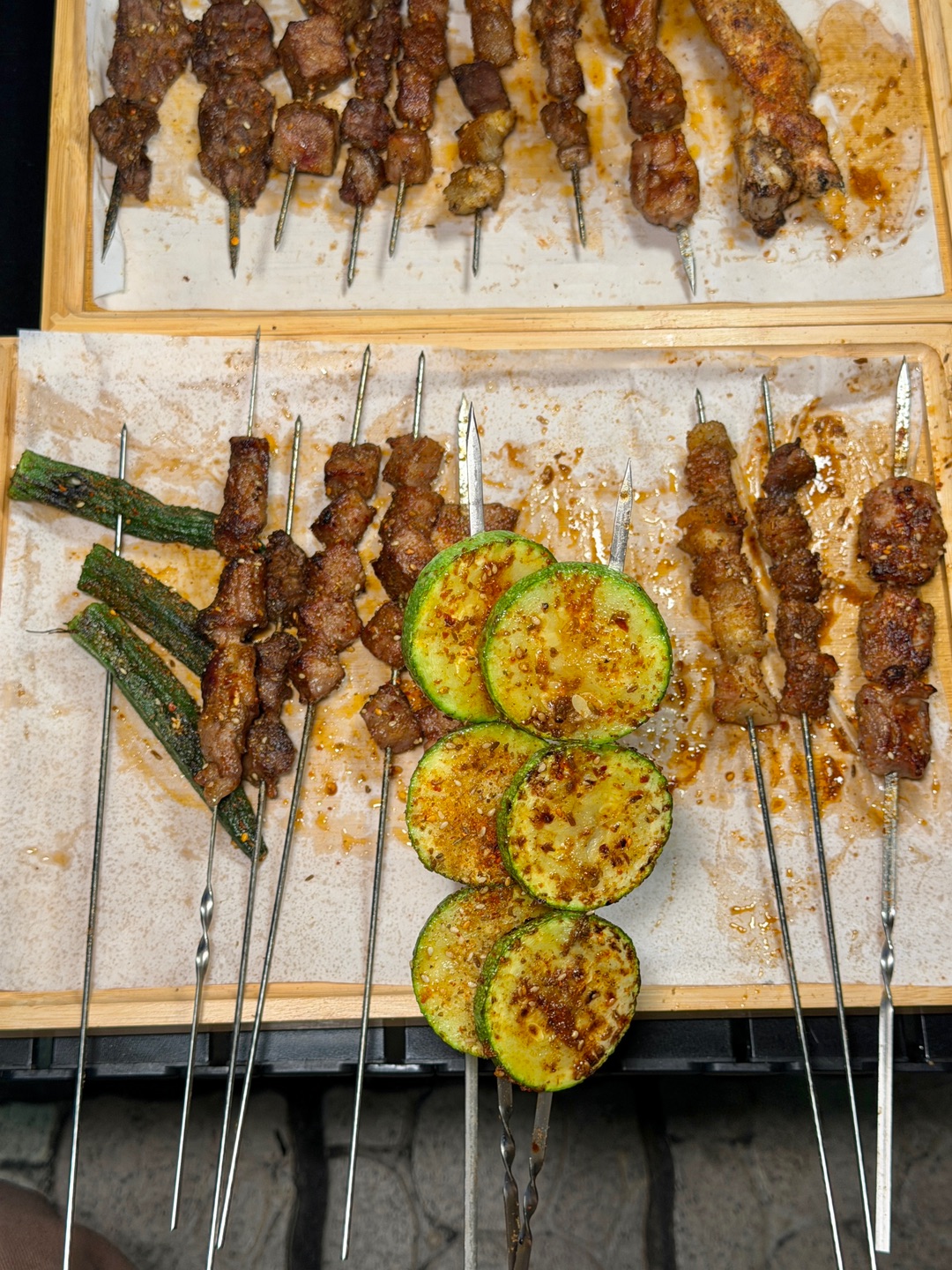 小周末下班终于和饭搭子们约上了 直奔这家烟火气爆棚的宝藏烧烤小店 食材品质真的没话说 只用90-300天谷饲好牛肉 全程顺丰空运 每天新鲜到店 所有肉串都是师傅纯手工现串 肉质纹理清晰 开放式炭火现烤 烤出来的口感很赞😎 - ✅大油边 炭火烤得滋滋冒油 外皮焦脆有嚼劲 内里鲜嫩多汁 咬一口直接香迷糊 ✅烤鸡肉串 鸡肉串嫩到爆汁 咸香入味不柴不腻 ✅秘制梅肉粒 肉质紧实弹牙 腌料入味十足 越嚼越香 ...