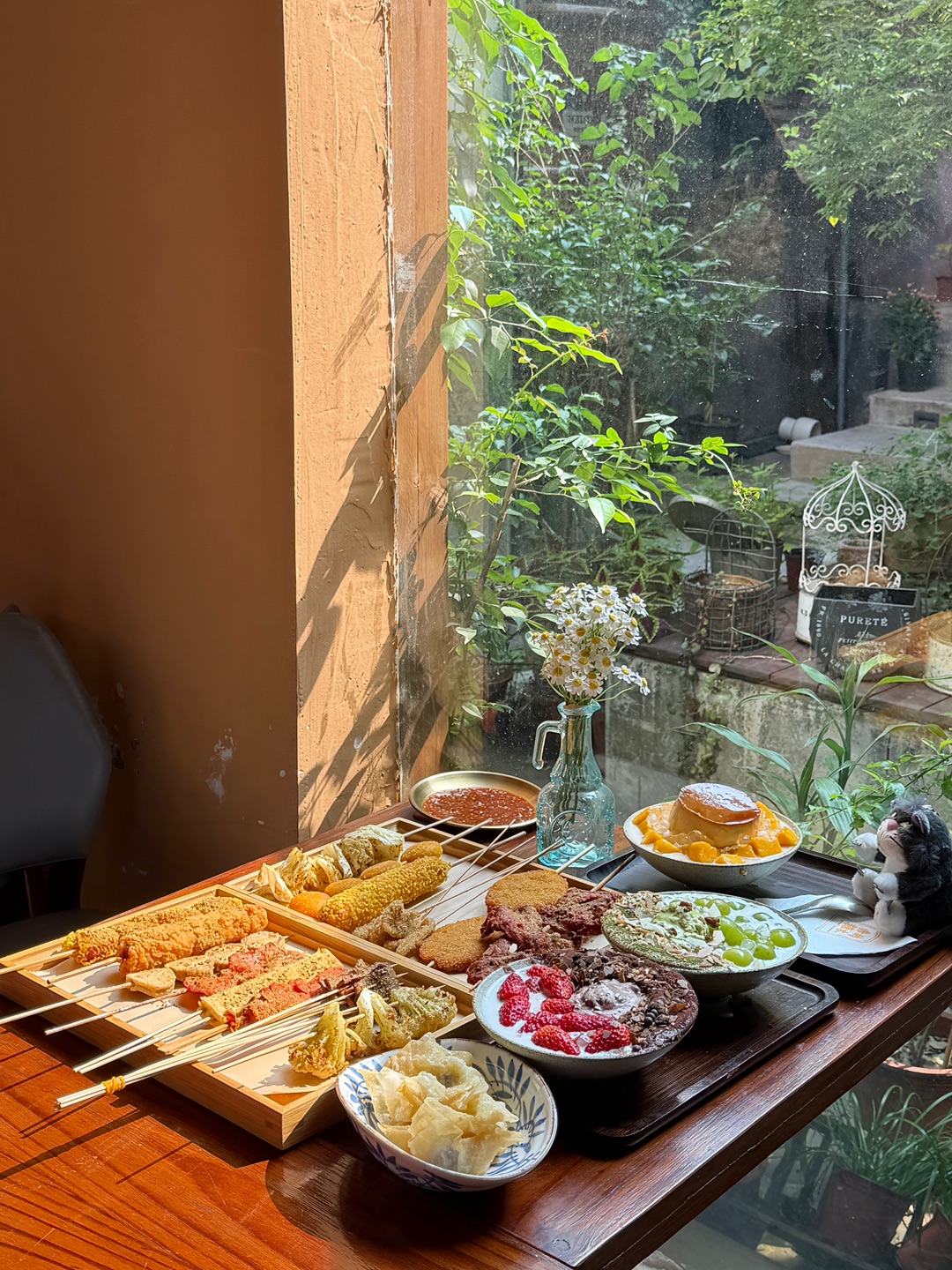 原来湛江还有这种地方。。。。（美哭） 不在云南！在湛江！！！可以发呆一整天。。。  室外的小庭院布局 室内温馨的环境下坐着都好放松 很适合呆在这里坐一下午 都感觉好惬意‼️ . 🔥推荐： ✔️海盐芝士巧克力草莓冰 咸香芝士➕草莓🍓巧克力醇厚回甘 层次超丰富 ✔️抹茶青提啵啵冰 清新抹茶底裹着脆甜青提和啵啵 清爽不腻 ✔️手作焦糖布丁芒果冰 绵密芒果冰➕嫩滑布丁 焦糖香气浓郁 香甜又治愈 ✔️还有各...