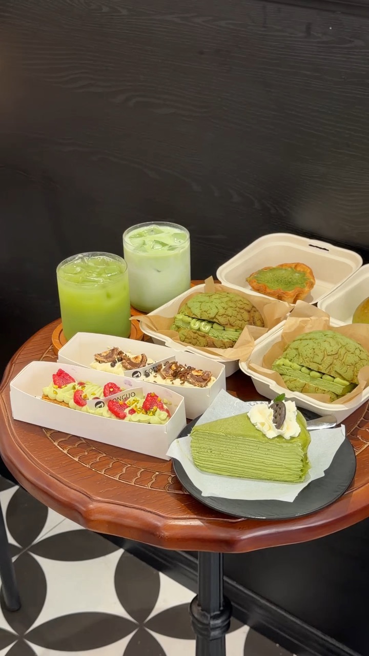 我的老天奶啊😭终于在湛江吃上了抹茶菠萝包！  湛江真的是太会做抹茶了🥺 本抹茶脑袋忍不住打包了好多个‼️  . 🔥推荐： ✔️抹茶三重奏 抹茶味坠浓郁的一款 咬一口三重流心直接爆浆 ✔️树莓开心果拿破仑 外皮酥脆 微微酸甜的树莓 开心果味道很浓郁  ✔️抹茶麻薯流心面包  面包松软 满满的抹茶流心Q弹的麻薯一点也不腻 ✔️抹茶拿铁 很浓郁的抹茶 茶香浓郁 入口柔和又顺滑 - 🏠：菘果（老街店） 🈺...