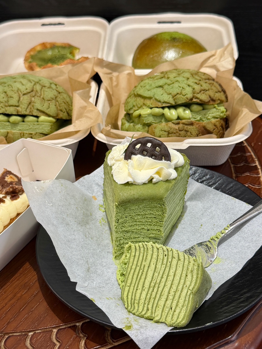 还得是湛江古希腊掌管抹茶菠萝包的神。。。 我的老天奶啊😭终于在湛江吃上了抹茶菠萝包！  湛江真的是太会做抹茶了🥺 本抹茶脑袋忍不住打包了好多个‼️  . 🔥推荐： ✔️抹茶三重奏 抹茶味坠浓郁的一款 咬一口三重流心直接爆浆 ✔️树莓开心果拿破仑 外皮酥脆 微微酸甜的树莓 开心果味道很浓郁  ✔️抹茶麻薯流心面包  面包松软 满满的抹茶流心Q弹的麻薯一点也不腻 ✔️抹茶拿铁 很浓郁的抹茶 茶香浓郁 ...