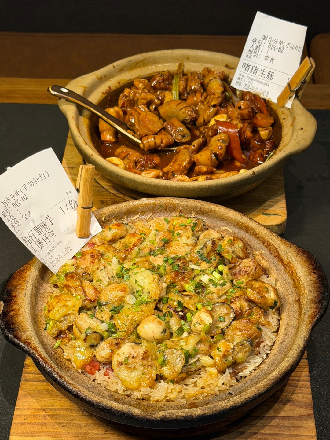 湛江的！！数一数二的啫啫煲。。。🥹 确实是湛江人震撼人心的美味。。。  安利一家的超有烟火气的店 还没走进去就闻到锅气 他家的啫啫煲都是现点现做 每一口都充满了浓郁的锅气和独特的风味‼️   . 🔥推荐： ✔️啫啫猪天梯 猪天梯啫出来锅气十足 肉质Q弹有嚼劲 ✔️啫啫猪生肠 入口脆香 咸鲜爽脆 没有一点儿异味 ✔️膏蟹鲜虾砂锅粥 现点现熬 端上桌还咕嘟冒泡 海鲜的鲜味都在这碗粥里面 不稠不稀刚刚好...