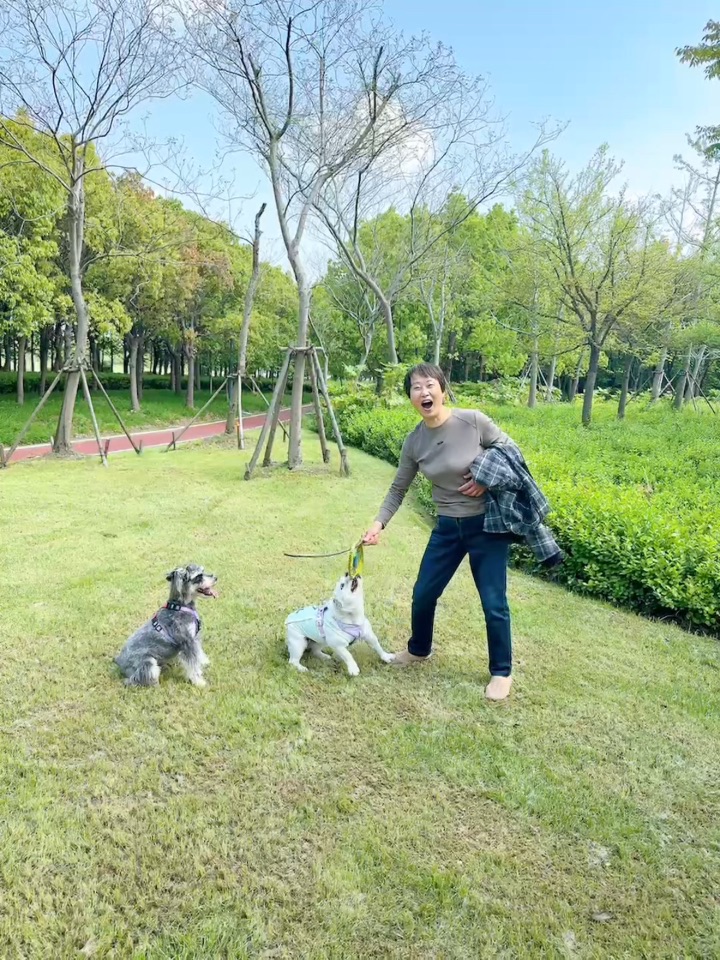 外婆和小狗的超绝互动