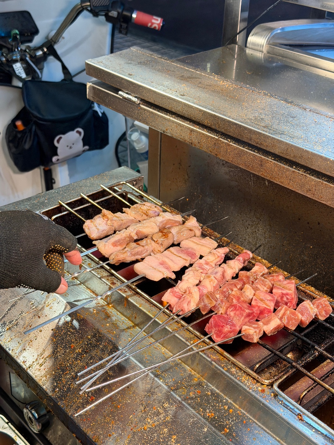 小周末下班终于和饭搭子们约上了 直奔这家烟火气爆棚的宝藏烧烤小店 食材品质真的没话说 只用90-300天谷饲好牛肉 全程顺丰空运 每天新鲜到店 所有肉串都是师傅纯手工现串 肉质纹理清晰 开放式炭火现烤 烤出来的口感很赞😎 - ✅大油边 炭火烤得滋滋冒油 外皮焦脆有嚼劲 内里鲜嫩多汁 咬一口直接香迷糊 ✅烤鸡肉串 鸡肉串嫩到爆汁 咸香入味不柴不腻 ✅秘制梅肉粒 肉质紧实弹牙 腌料入味十足 越嚼越香 ...