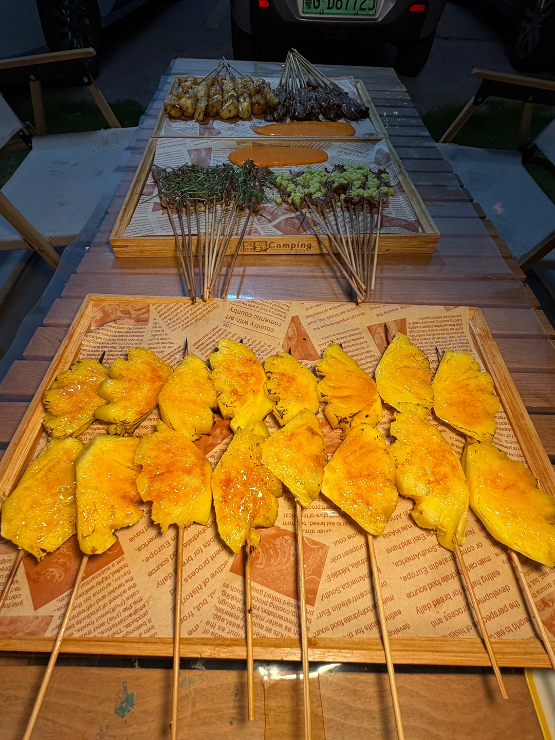 湛江可以反复来吃的烧烤店 明档厨房现烤的 食材都是吃得出的新鲜，性价比味道都ok   . ✔️烤凤梨🍍上桌就连吃了好几串 烤好后酸酸甜甜的 一口爆汁 还带股焦糖香 ✔️柠香牛肉、山葵牛肉、香菜牛肉和牛胸沟 鲜嫩带焦香的新鲜牛肉淋上湿辣酱汁 都好好吃🤤 - 🏠： 野串炸串（天誉澜湾店） 🈺：20:00-00:00 📍：开发区经济技术开发区海滨大道中36号天誉花园