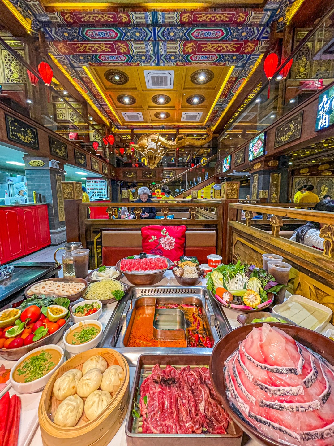 我很少拿震撼来形容一家烧火锅店😂……