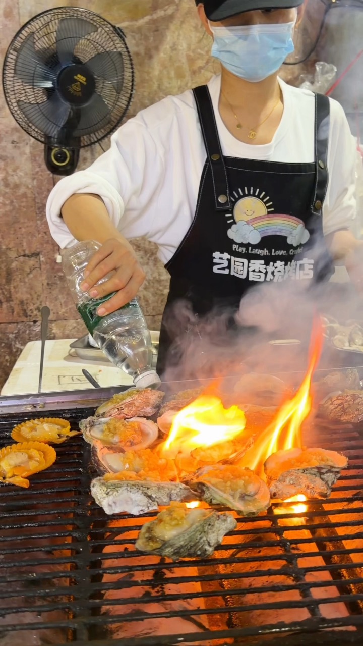 来湛江玩想吃地道烧烤就来这家老店 才是本地人深夜扎堆的宝藏 国民风情街不到900米 骑小电驴2-3分钟就到了 烟火气十足 干净又接地气 人均几十块就能撸串撸到爽 T🐶性价比很🉑 - ✔️碳烤生蚝 新鲜现开 炭火现烤 蒜蓉香气直接香迷糊 蚝肉肥美饱满 鲜嫩多汁 一口沦陷  ✔️湿辣牛肉 来湛江必吃的灵魂烤串！牛肉嫩到会爆汁 裹上秘制湿辣酱 辣中带甜 口感滑嫩 越吃越上头  ✔️还有烤大虾、鸡翅、贵妃...