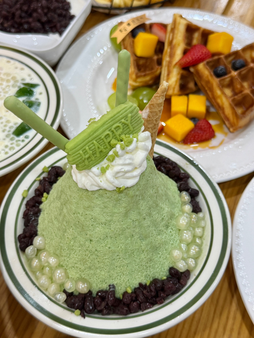 一周带着好朋友来吃了三次！店里还是熟悉的温馨氛围 木质桌椅➕暖光拍照超出片 糖水和各种小吃出品和味道都很赞‼️  - ✔️斑斓咖椰吐司 酥脆的吐司被咖椰酱和黄油包裹着 香甜酥脆 ✔️黄金焦糖多士 表层焦脆带 外里松软 焦糖甜香醇厚不腻 ✔️华夫饼 华夫饼金黄酥脆 奶香味浓郁 口感蓬松又扎实 ✔️抹茶红豆雪花冰 入口即化的雪花冰 抹茶回甘 红豆软糯 清爽不腻 - 🏠：元气甜品（赤坎店） 🈺：11:0...