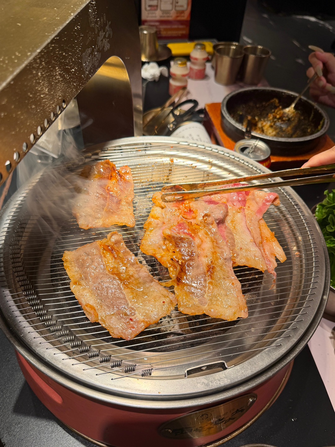 湛江本地人N刷的宝藏烤肉店 性价比味道双在线  环境舒服又有烟火气 全程店员帮忙烤 解放双手太快乐 肉食爱好者闭眼冲‼️  - 老太太👵特色牛肉 肥瘦相间的牛肉奶香十足 秘制卷牛肋排肉质超嫩 特味牛五花肉烤到焦香流油  裹上生菜和麻酱蘸料 咸香浓郁越吃越上头 一口下去直接香迷糊😭   🏠：西塔老太太泥炉烤肉（湛江万达店） 🈺：11:00-22:00  📍：霞山区万达广场三楼3016号商铺  #湛江...