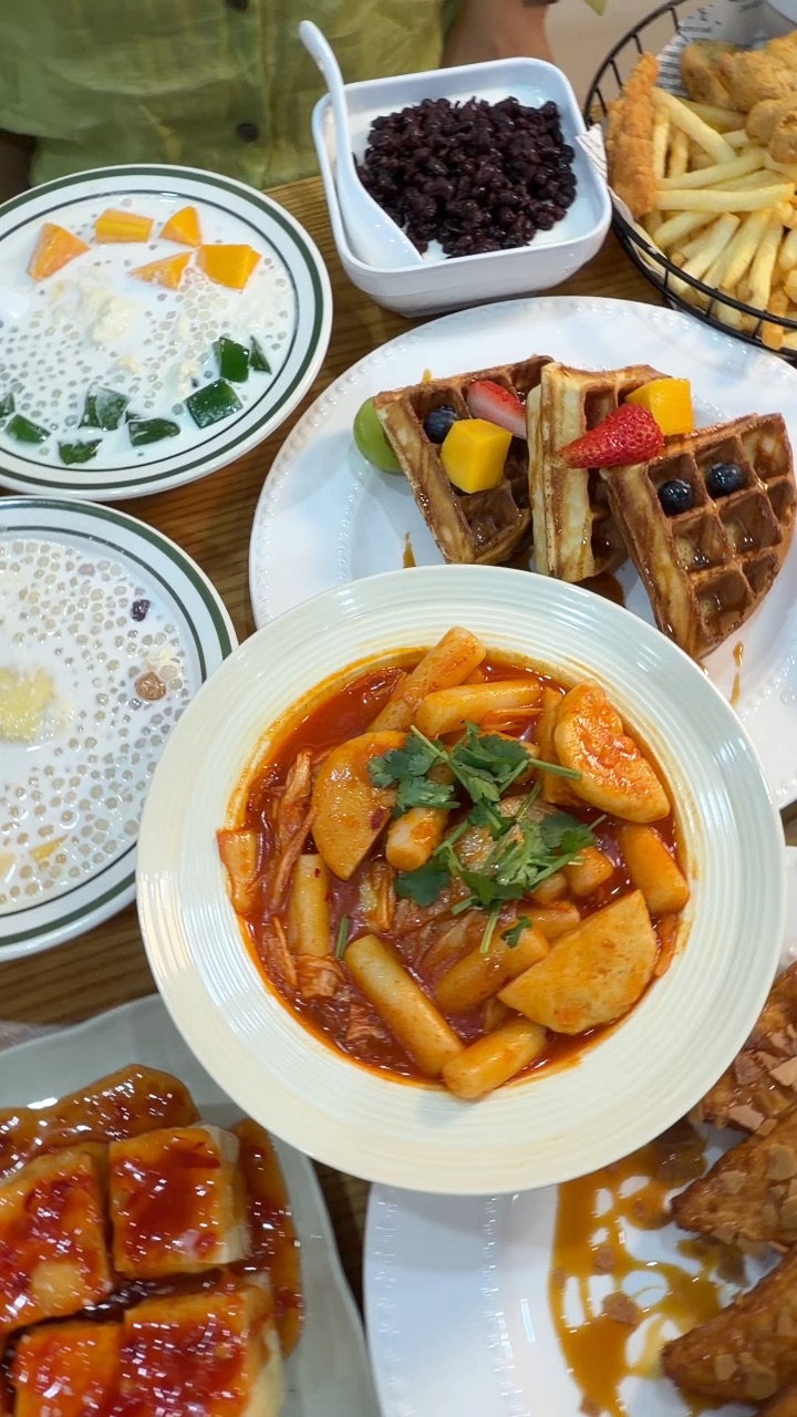 一周带着好朋友来吃了三次！店里还是熟悉的温馨氛围 木质桌椅➕暖光拍照超出片 糖水和各种小吃出品和味道都很赞‼️  - ✔️斑斓咖椰吐司 酥脆的吐司被咖椰酱和黄油包裹着 香甜酥脆 ✔️黄金焦糖多士 表层焦脆带 外里松软 焦糖甜香醇厚不腻 ✔️华夫饼 华夫饼金黄酥脆 奶香味浓郁 口感蓬松又扎实 ✔️抹茶红豆雪花冰 入口即化的雪花冰 抹茶回甘 红豆软糯 清爽不腻 - 🏠：元气甜品（赤坎店） 🈺：11:0...