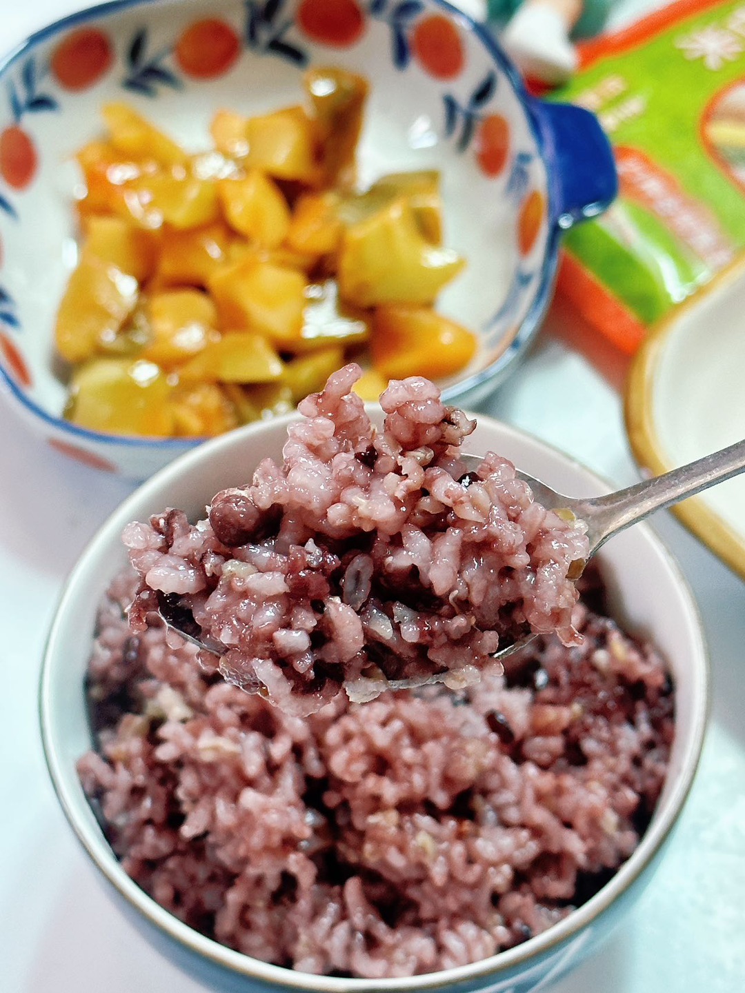 无限回购！这款藜麦多谷米也太懂懒人了😋  说真的，现在再也不想自己搭配杂粮了 无意间挖到这款藜麦多谷米，直接爱上！  配比都帮我们调好的，不用自己瞎琢磨 懒人煮饭直接抓一把就行，巨省事  还是独立真空小包装，干净又保鲜 存放不返潮，带去租房、宿舍都超方便  煮好之后粒粒分明，谷物香味超浓 嚼着特别香，口感一点不粗糙 饱腹感真的绝了，扛饿好久都不饿  平时久坐不动、爱吃粗粮、控制饮食的姐妹 闭眼入就...