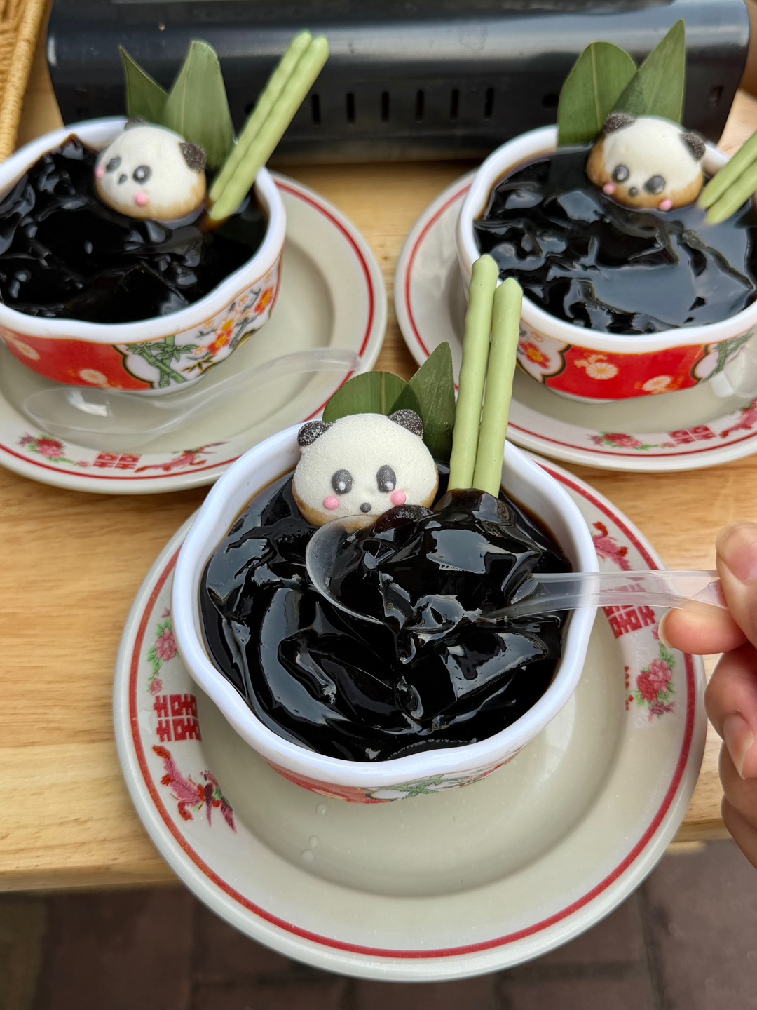 ✔️新鲜牛肉✔️紫苏牛肉✔️牛胸沟 ✔️牛蒡✔️牛筋✔️牛肚✔️牛肠✔️新鲜牛肉✔️紫苏牛肉✔️牛胸沟等 食材肉眼可见新鲜 牛杂炖得软嫩又有嚼劲 蘸上自己diy的酱料 入口味道嘎嘎香‼️  - 🏠：大双喜牛杂（北桥店） 🈺：11:00-01:00 📍：赤坎区大德路143号