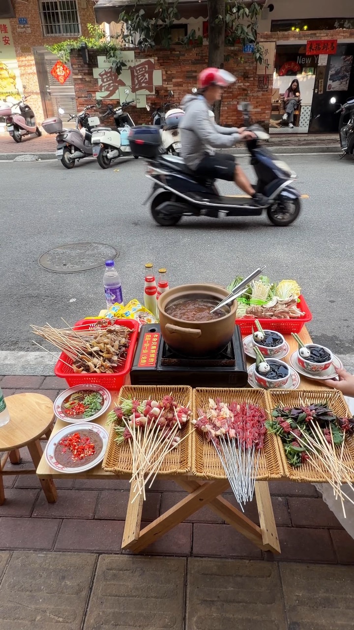 当你去湛江旅游… 🐂你就能吃到……   就在大德路 路过记得去吃‼️ 他家的牛杂好入味 种类丰富 都很新鲜  牛杂💰2/串 不是口水锅 干净又卫生！ . ✔️新鲜牛肉✔️紫苏牛肉✔️牛胸沟 ✔️牛蒡✔️牛筋✔️牛肚✔️牛肠✔️新鲜牛肉✔️紫苏牛肉✔️牛胸沟等 食材肉眼可见新鲜 牛杂炖得软嫩又有嚼劲 蘸上自己diy的酱料 入口味道嘎嘎香‼️  - 🏠：大双喜牛杂（北桥店） 🈺：11:00-01:00...