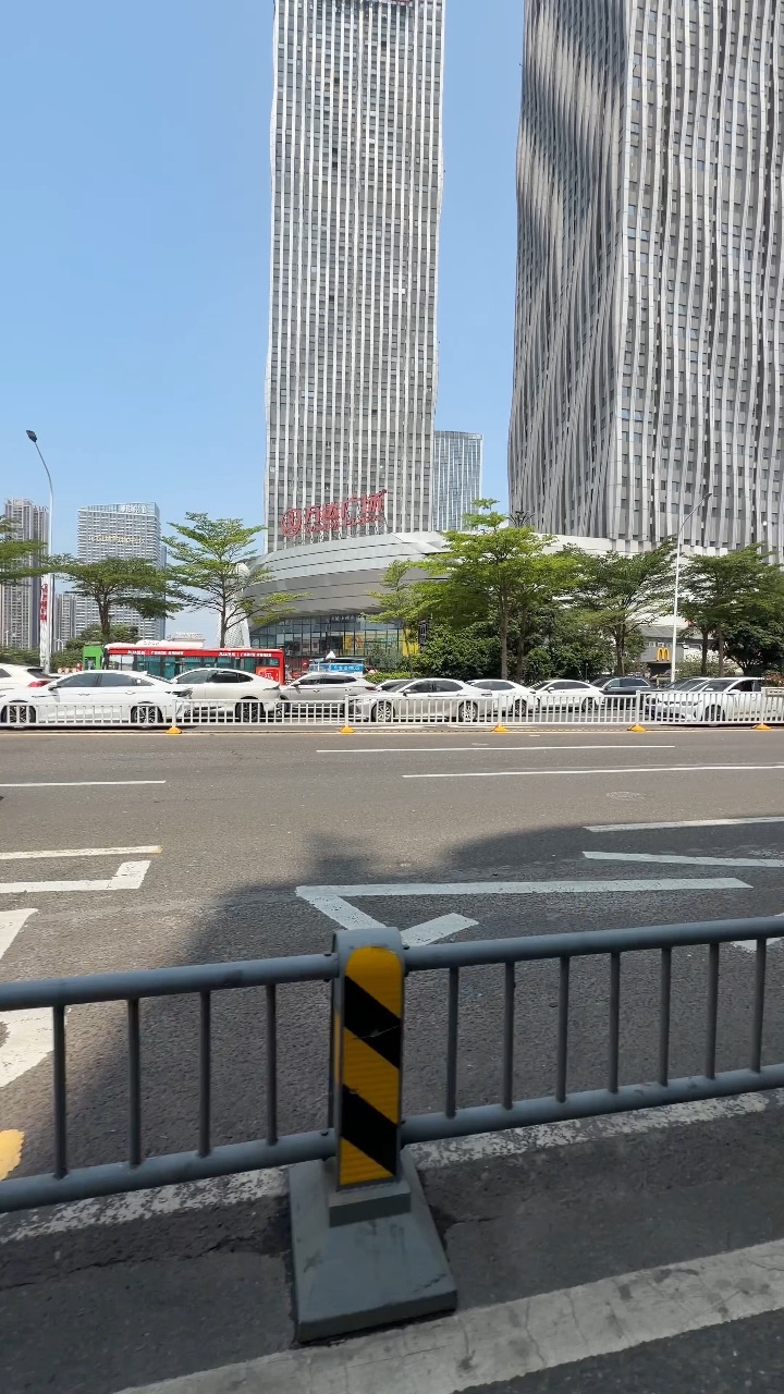 记住湛江这里。。。好看又好戴的眼镜挑花眼👓  一副眼镜需要💰58（最便宜镜框💰28➕镜片）性价比很🉑 店铺设计也很高级大气 购买过程也很舒适‼️ - 镜框这里应有尽有 从经典款式到明星同款式 都是适合我们年轻人的审美 每一款明码标价 总会挑到自己喜欢的！店里有专门的验光机 配出来的度数都很精准服务和性价比都很🉑  - 🏠：比个耶眼镜（万达广场金街二期店） 🈺：10:00-22:00 📍：澳门路万达...