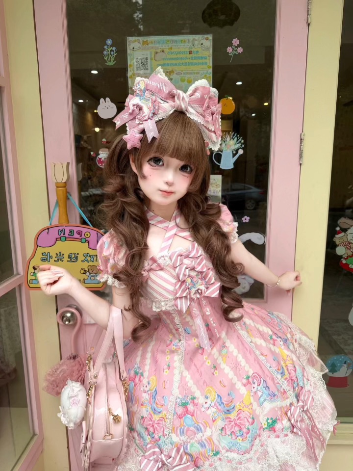 粉粉嫩嫩的真滴可爱呀，六片裁设计收腰效果也是很好耶，真的很难不爱吖