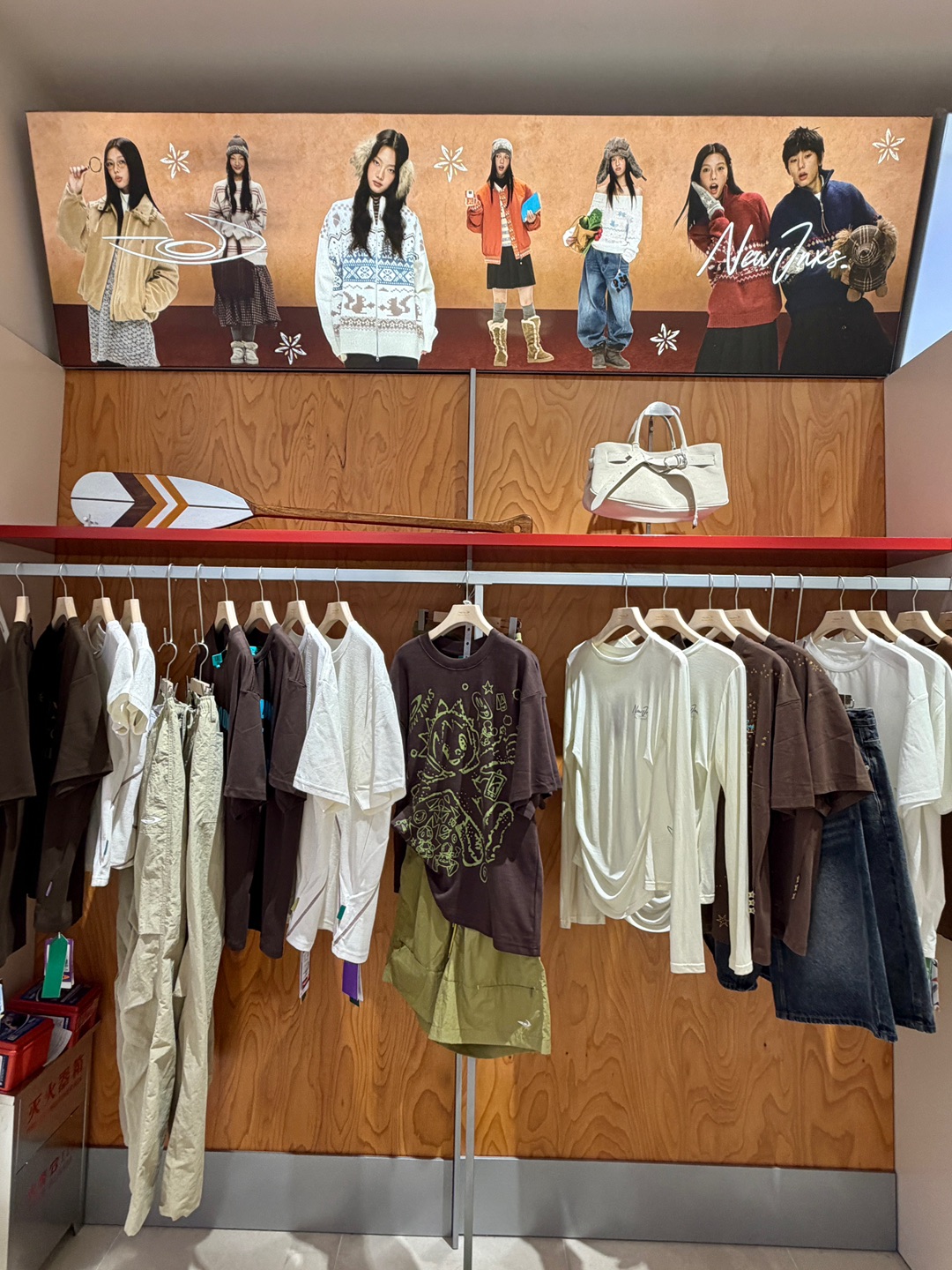 这里这里太好逛了 每次来都有好多好看的款式 风格很多元化 和闺蜜带走两大袋🛍️还可以🆓领到Kuku联名！！！ - ✅5.1-5.10消费者打卡送礼+满赠活动 ✅5.1-5.5每日下午14:00—15:00限时1小时  排队🆓get打卡赠品江南先生Kuku联名购物袋 到店🔍Kuku联名款服装或周边 拍照发🍠 配文已登陆江南先生Kuku生长星球(笔记内要注明活动时间、内容和打卡赠品领取时间) ✅礼品数...