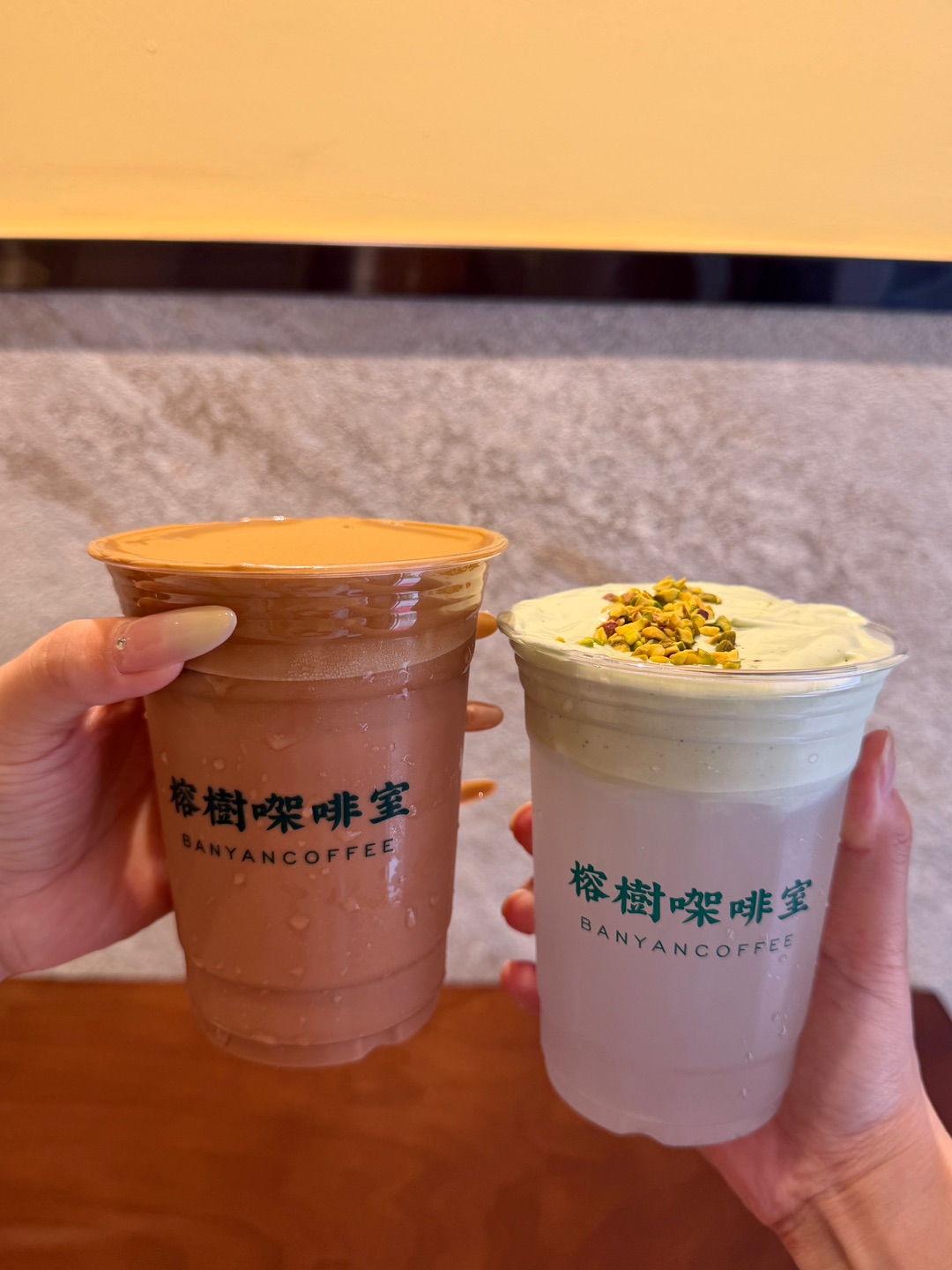 榕树咖啡室藏在湖光岩附近的港式咖啡室 港式风味拉满 逛完景区直接冲就对了‼️ . 🔥推荐： ✔️菠萝包 外皮烤得酥到掉渣 中间夹着一块黄油🧈 冰火碰撞的口感超绝 香甜不腻 ✔️🥧三款蛋挞闭眼冲 咖啡/水牛奶/原味蛋挞 都好好吃🤤  酥皮层层分明 酥到掉渣 内馅奶香丝滑又浓郁 ✔️手打鸳鸯 茶底醇厚浓郁 入口丝滑不苦涩  ✔️流德华西多士 切开直接爆浆流心 表面撒满可可粉 香甜软糯 ✔️芝猪蛋菠 菠...