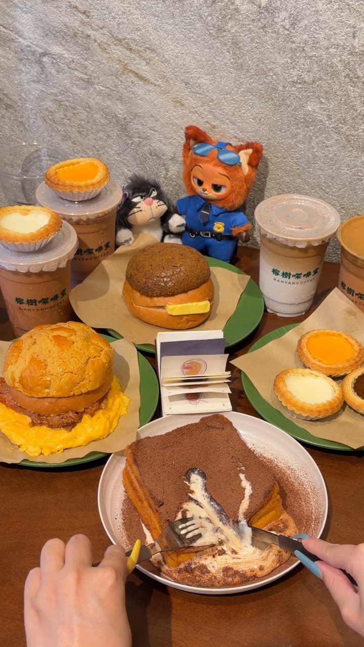 藏在湖光岩附近的港式咖啡室 港式风味拉满 逛完景区直接冲就对了‼️ . 🔥推荐： ✔️菠萝包 外皮烤得酥到掉渣 中间夹着一块黄油🧈 冰火碰撞的口感超绝 香甜不腻 ✔️🥧三款蛋挞闭眼冲 咖啡/水牛奶/原味蛋挞 都好好吃🤤  酥皮层层分明 酥到掉渣 内馅奶香丝滑又浓郁 ✔️手打鸳鸯 茶底醇厚浓郁 入口丝滑不苦涩  ✔️流德华西多士 切开直接爆浆流心 表面撒满可可粉 香甜软糯 ✔️芝猪蛋菠 菠萝包外壳酥...