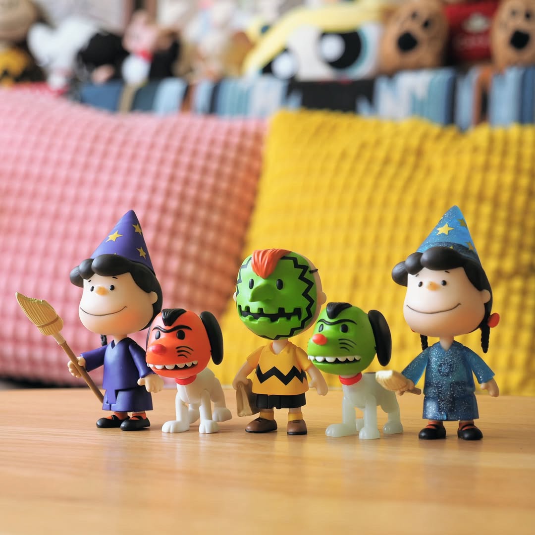 谁懂啊！Super7 史努比第7波万圣系列，真的把那种“不太熟练的节日感”拿捏住了。 没有夸张的南瓜灯，也没有用力过猛的装扮，只是几个角色戴着不太合身的面具，笨拙地凑在一起过节。 查理布朗的弗兰肯斯坦造型有点勉强，史努比的面具甚至让它看起来都不太确定自己在做什么，只有露西，是那种早就准备好、气场全开的小女巫。 每一单只都很有味道，但凑在一起，才是完整的万圣节小剧场。 这组里还有隐藏版的露西，和自带...