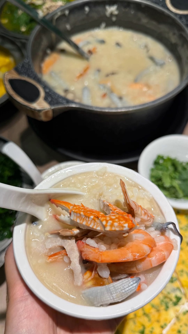 逢人安利这家红树高桥泥丁粥 出品味道一如既往好 妥妥的本地宝藏风味 敲适合朋友聚会or家庭聚餐‼️ . ✔️招牌泥丁粥 里面有泥丁和鲜虾 粥底绵密软糯 泥丁脆嫩弹牙 虾肉紧实鲜甜 蟹肉饱满入味 软滑与脆嫩交织 鲜而不腥 连炫三碗都觉得不够过瘾‼️ ✔️白切鸡、白切海鸭 皮爽肉嫩 肉质紧实不柴 原汁原味超地道 ✔️油焗虾香气浓郁 蚝仔煎蛋外酥里嫩 每一口都料超足  再来一份清爽解腻的上汤桑叶 解腥又...