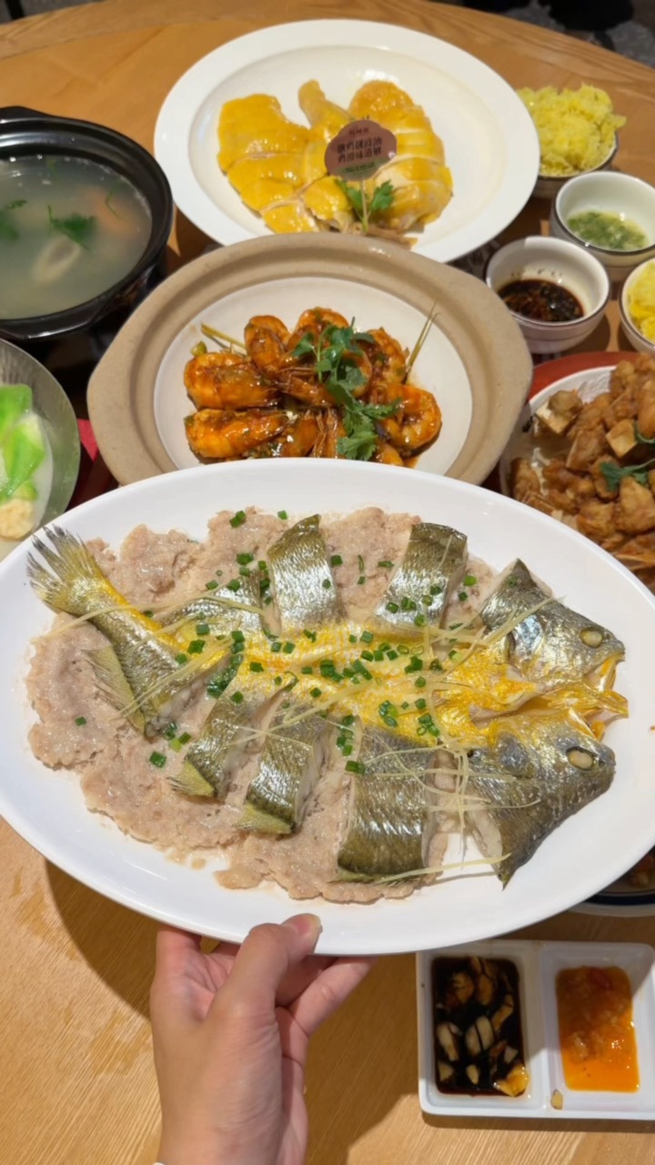 藏在城市广场里的地道湛江味 不是老食客真找不到 没有花里胡哨的摆盘 全靠实打实的本地口味圈粉 叔叔阿姨聚餐常选这 . ✔️招牌湛江白切鸡 鸡有鸡味 鸡肉嫩有嚼劲  配上姜葱蘸料好好吃 ✔️特色白切鸭 鸭肉肉质清爽不腻 原汁原味的肉香  裹着淡淡油脂 蘸酱油或海盐都很绝 ✔️百秒肉汁蒸黄花鱼 肉汁咸香渗入黄花鱼 鲜而不腥 黄花鱼下饭一绝 ✔️七彩捞鸡 自带好彩头的一道菜 现场捞起超有仪式感  洋葱花...