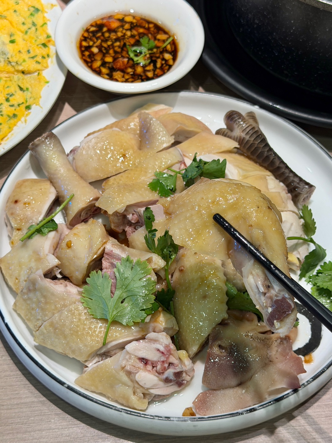 逢人安利这家红树高桥泥丁粥 出品味道一如既往好 妥妥的本地宝藏风味 敲适合朋友聚会or家庭聚餐‼️ . ✔️招牌泥丁粥 里面有泥丁和鲜虾 粥底绵密软糯 泥丁脆嫩弹牙 虾肉紧实鲜甜 蟹肉饱满入味 软滑与脆嫩交织 鲜而不腥 连炫三碗都觉得不够过瘾‼️ ✔️白切鸡、白切海鸭 皮爽肉嫩 肉质紧实不柴 原汁原味超地道 ✔️油焗虾香气浓郁 蚝仔煎蛋外酥里嫩 每一口都料超足  再来一份清爽解腻的上汤桑叶 解腥又...