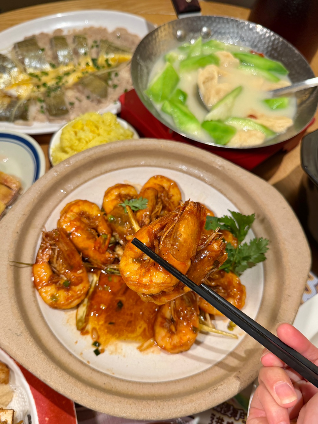 藏在城市广场里的地道湛江味 不是老食客真找不到 没有花里胡哨的摆盘 全靠实打实的本地口味圈粉 叔叔阿姨聚餐常选这 . ✔️招牌湛江白切鸡 鸡有鸡味 鸡肉嫩有嚼劲  配上姜葱蘸料好好吃 ✔️特色白切鸭 鸭肉肉质清爽不腻 原汁原味的肉香  裹着淡淡油脂 蘸酱油或海盐都很绝 ✔️百秒肉汁蒸黄花鱼 肉汁咸香渗入黄花鱼 鲜而不腥 黄花鱼下饭一绝 ✔️七彩捞鸡 自带好彩头的一道菜 现场捞起超有仪式感  洋葱花...