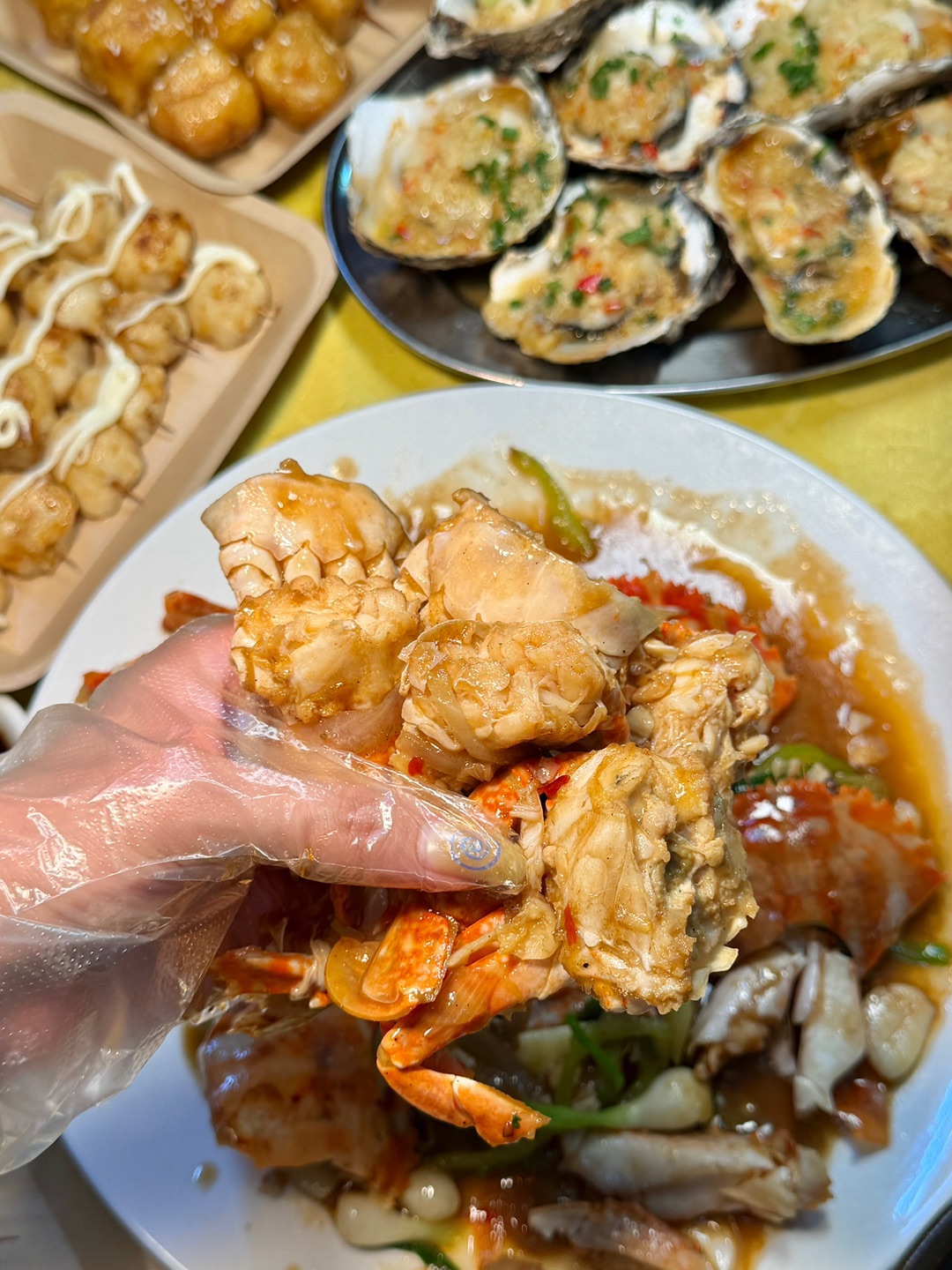 猪仔荣大排档（湾北路店）安利一家烟火气十足的老店 开了二十几年 海鲜➕烧烤 菜品闭眼点不踩雷 敲适合朋友聚餐或家庭聚会‼️ - 🔥推荐： ✔️招牌海鲜粥 实打实的生米粥慢熬30分钟 每一粒米都煮得软糯绵密 海鲜的鲜甜彻底融进粥里 暖胃又治愈 ✔️姜葱炒花蟹 蟹肉鲜嫩饱满 肉质紧实不松散 嗦一口都超入味 ✔️凉拌海蜇 海蜇头与香菜拌在一起 Q弹脆爽 很开胃 ✔️秘制麻辣小龙虾 🦞麻辣鲜香超入味 虾肉...