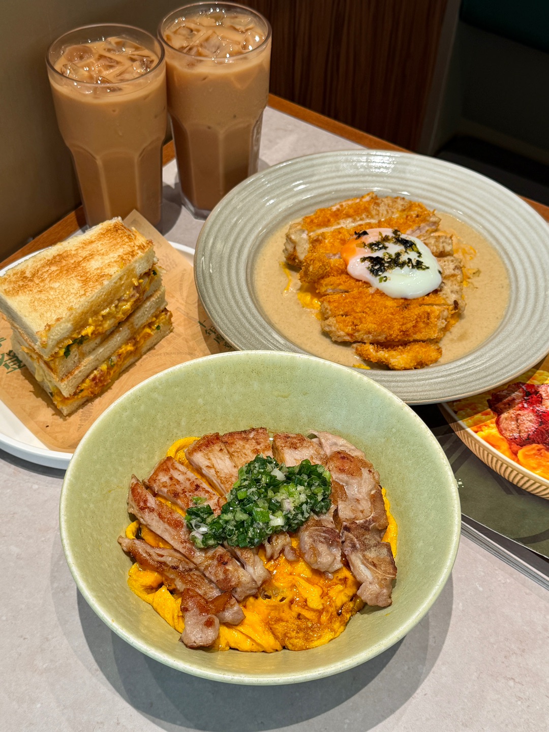 摩登冰厅（万象汇店）摩登冰厅2.0来顺德万象汇了 不愧是顺德十年老品牌 地道正宗的港式风味 复古怀旧的氛围感拉满   . 🔥推荐： ✔️芝士咸牛肉蛋三明治 咸香牛肉搭配滑嫩鸡蛋 芝士香气超浓郁 ✔️白咖喱吉列猪扒蛋包饭 酥脆猪扒裹着绵密蛋包 白咖喱浓郁不腻 ✔️姜葱带骨猪扒旋风蛋饭 葱香味十足 猪扒酥脆入味 蛋滑饭香超下饭 ✔️冰镇原味奶茶 丝滑醇厚 清爽解腻 一口入魂 - 🏠：摩登冰厅（万象汇店...