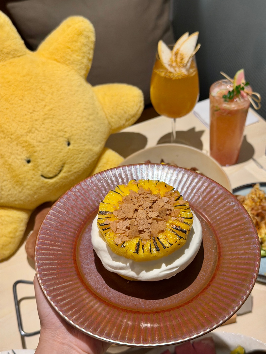 又来三刷这家超高颜值的氛围感宝藏简餐 出品一如既往稳定 太适合约会/生日/纪念日了🥂  . 🧡推荐： ✔️炭烤卷心菜配坚果咸蛋黄芝士酱 炭烤卷心菜裹满咸蛋黄芝士酱 口感层次丰富 ✔️碳烤低温慢煮嫩牛舌 低温慢煮的嫩牛舌 软嫩入味 ✔️炙烤鸡块菠萝脆薄饼 酸甜酥脆 一口沦陷 ✔️焦糖菠萝香缇奶油蛋糕甜而不腻 治愈感拉满 ✔️搭配两杯饮品芭乐香柠和桂花雪梨乌龙冰茶  好看又好喝 入口清爽解腻 - 🏠：...